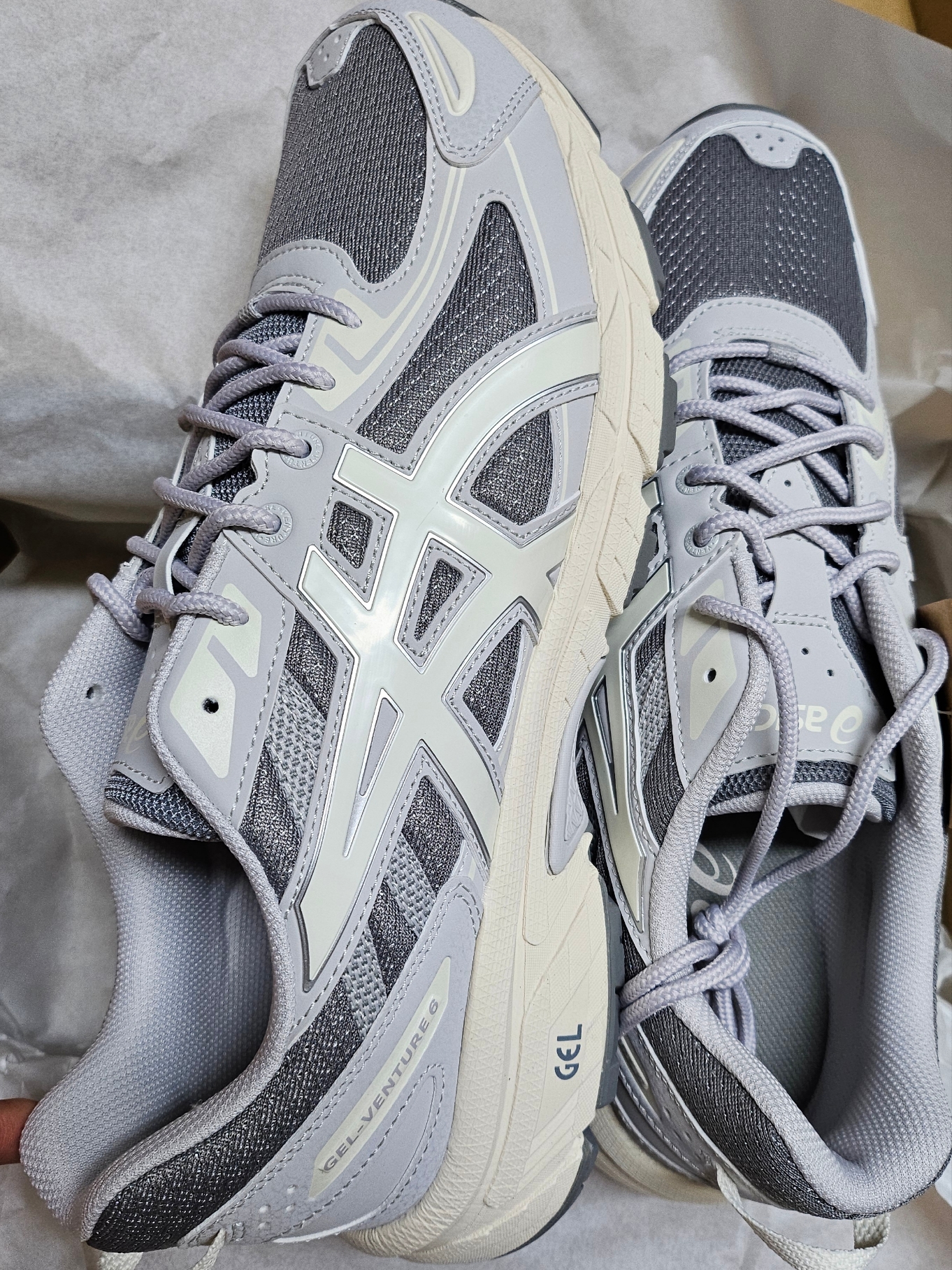 Asics Gel-Venture 6 SPS Clay Grey Cream 착용 스타일