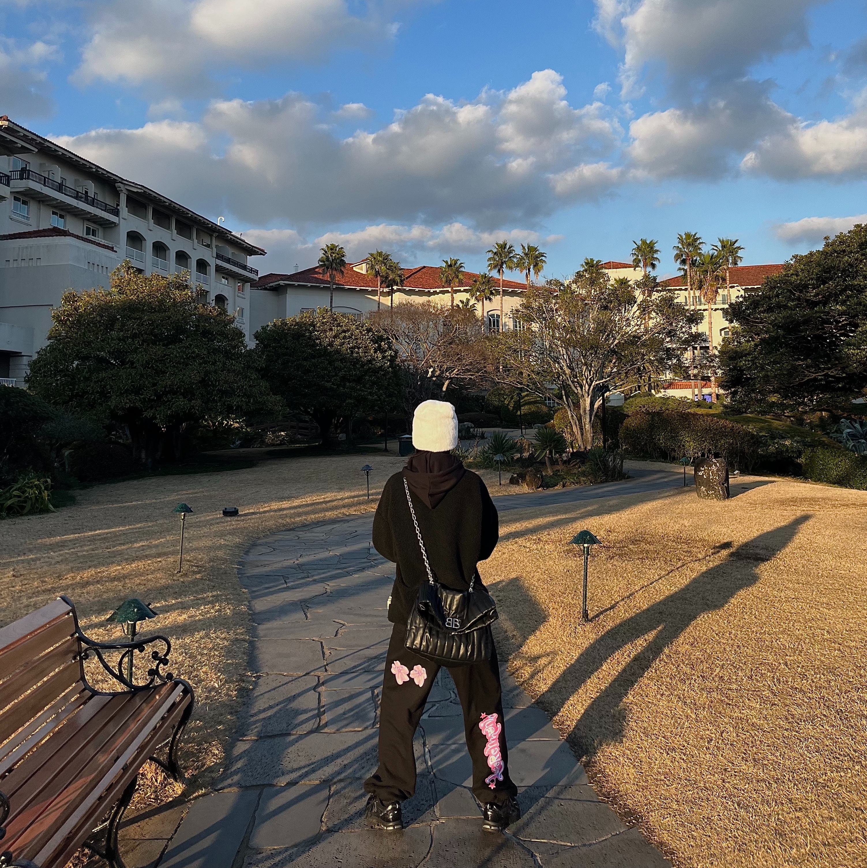 Balenciaga Monaco Medium Chain Bag Quilted Off White, Y/Project Paris Best Jacquard Fleece Jacket Black - 23FW 착용 스타일 - 1