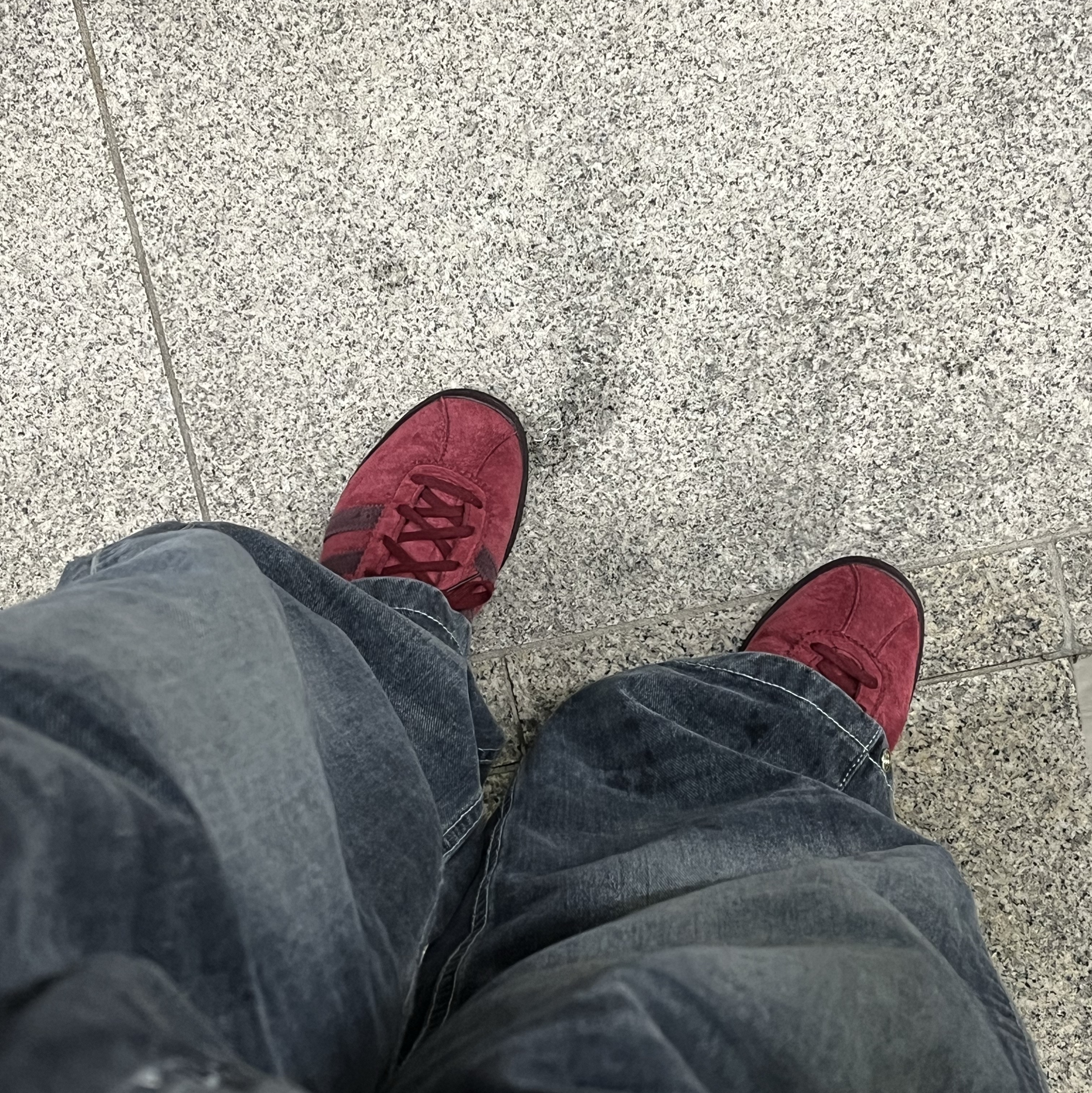 Adidas Tobacco Gruen Collegiate Burgundy 착용 스타일