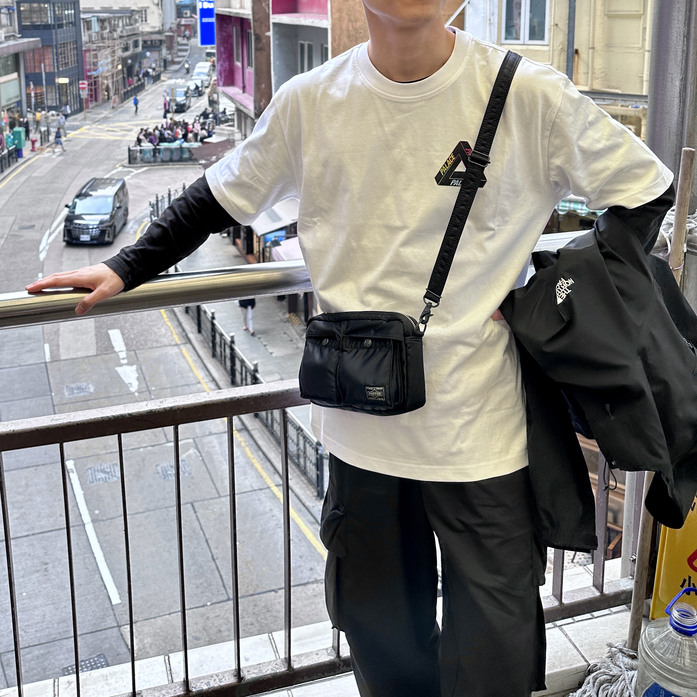 Palace Tri-Lottie T-Shirt White - 23FW, Porter Tanker Shoulder Bag Black 착용 스타일 - 1