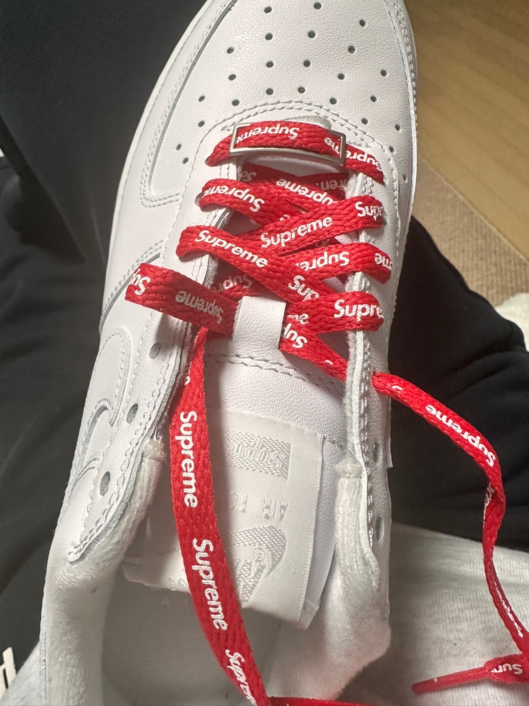Nike x Supreme Air Force 1 Low White 착용 스타일