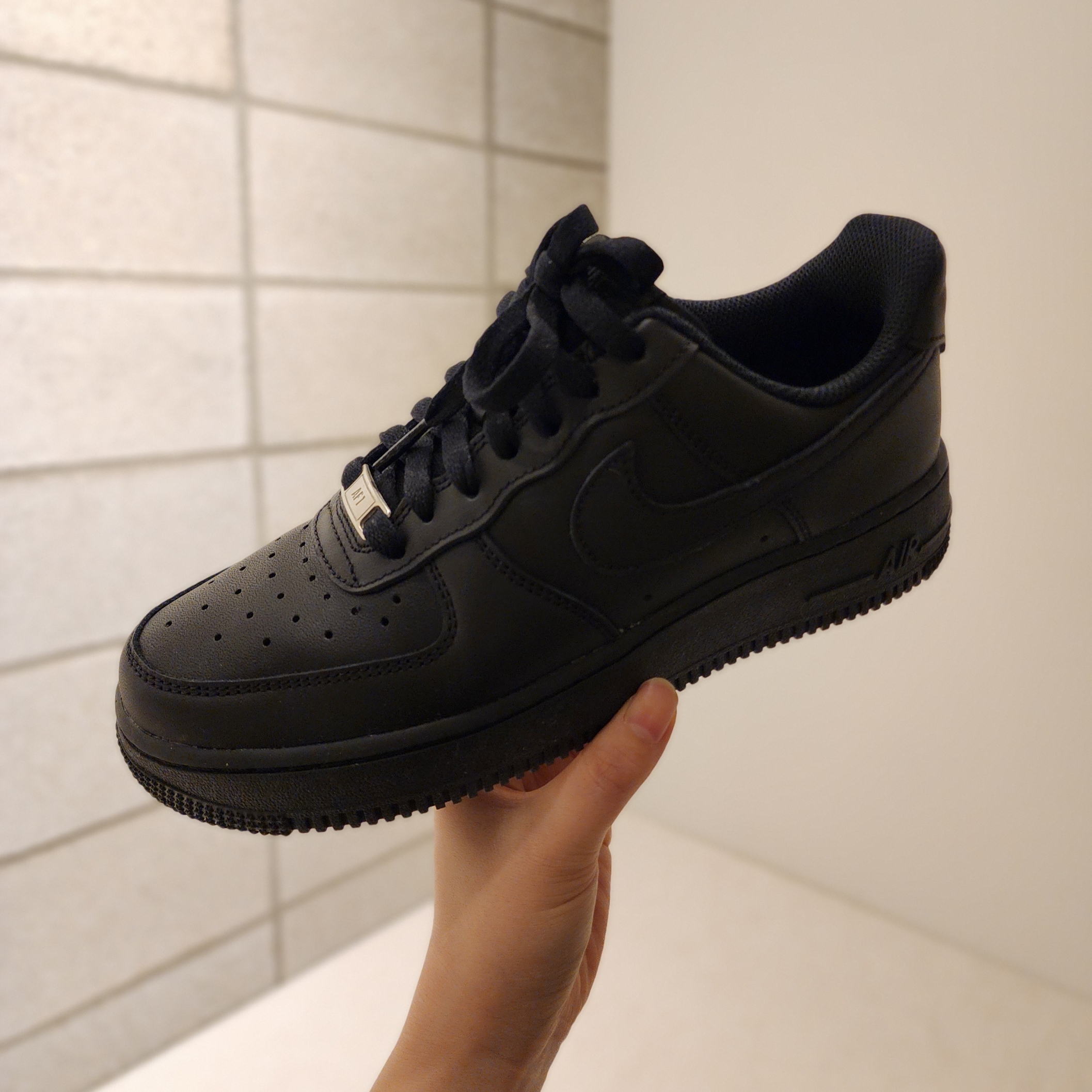 (W) Nike Air Force 1 '07 Low Triple Black 착용 스타일