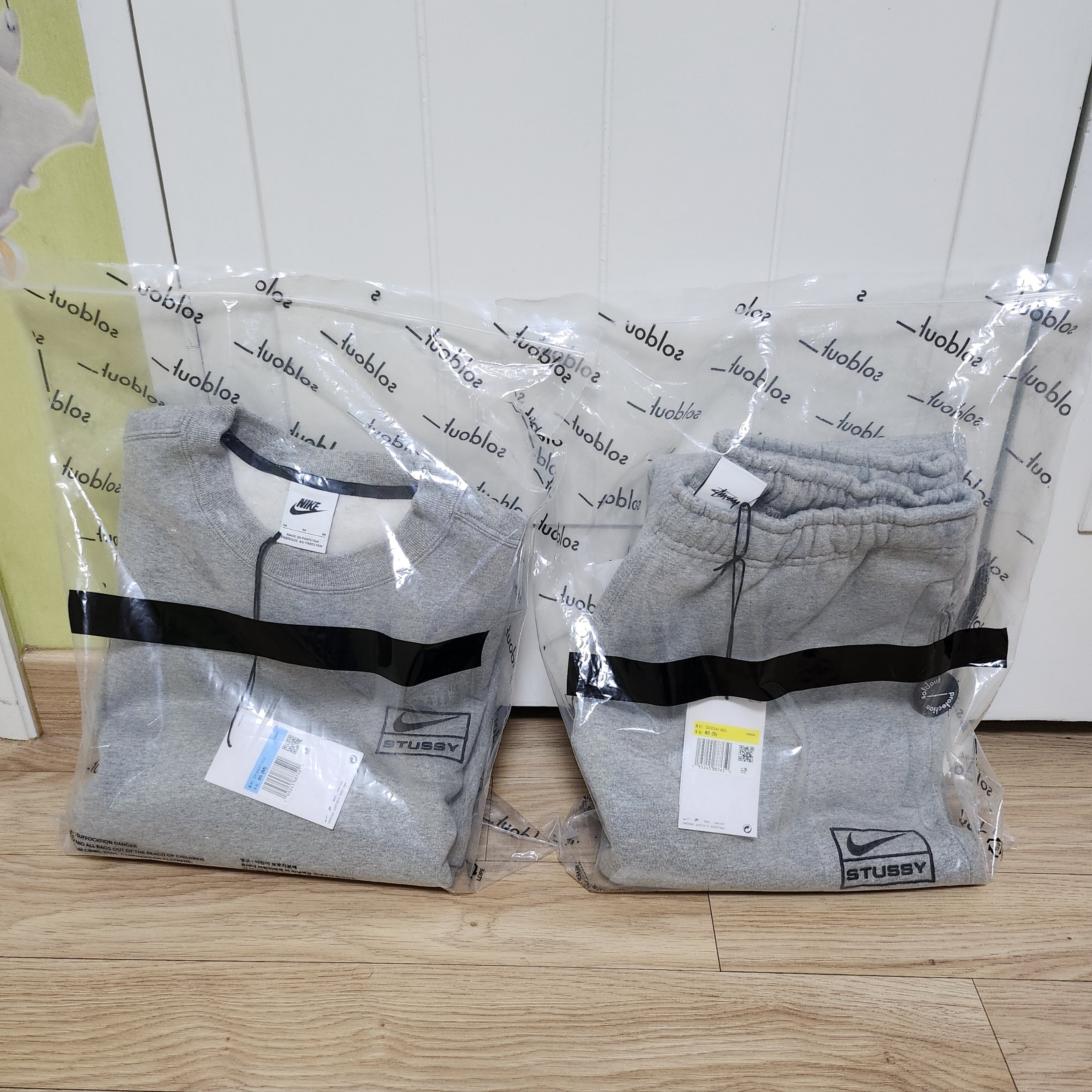 Nike x Stussy NRG Fleece Crewneck Dark Grey Heather (DO9337-063), Nike x Stussy NRG Fleece Pants Dark Grey Heather (DO9340-063) 착용 스타일