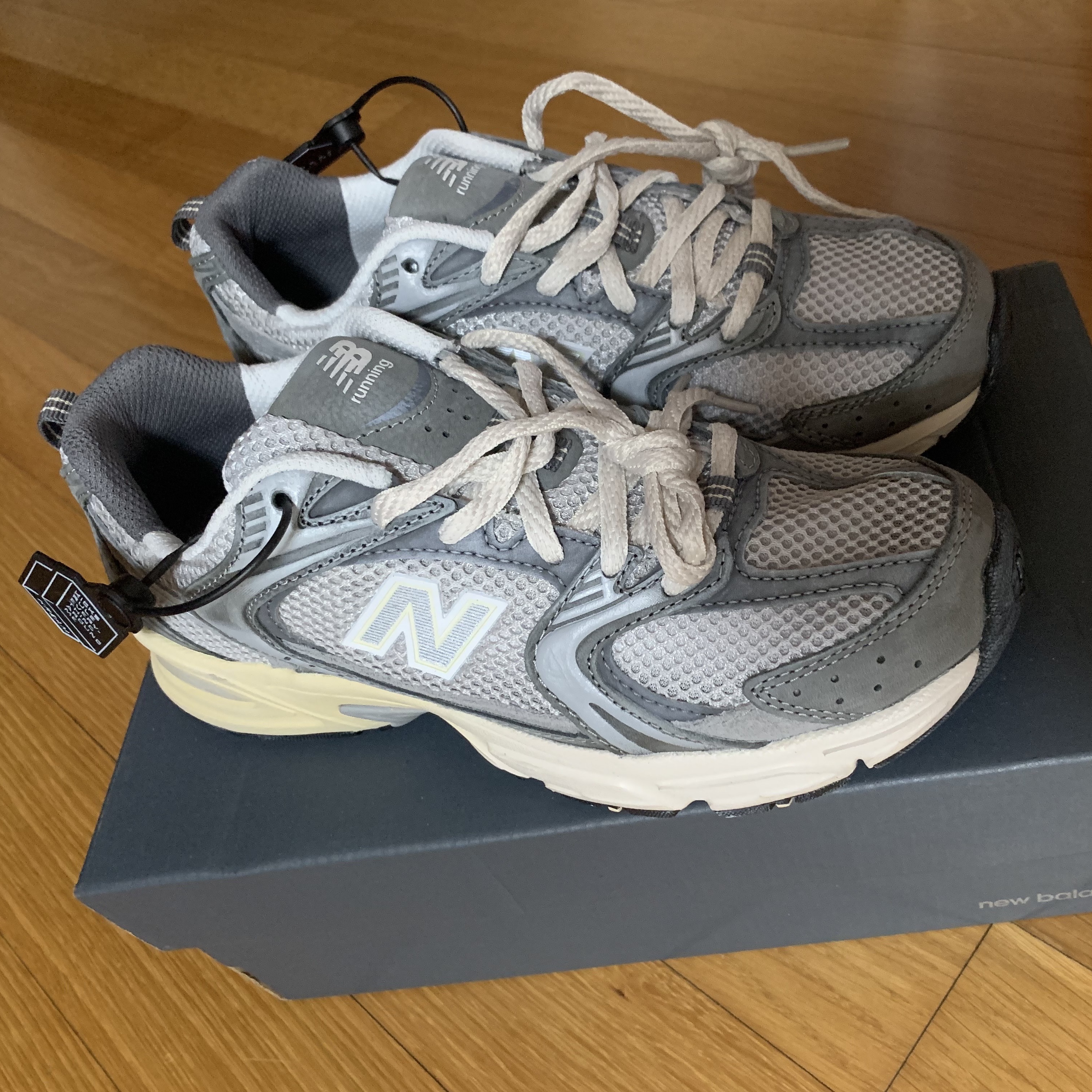 New Balance 530 Premium Vintage Grey Matter 착용 스타일 - 3