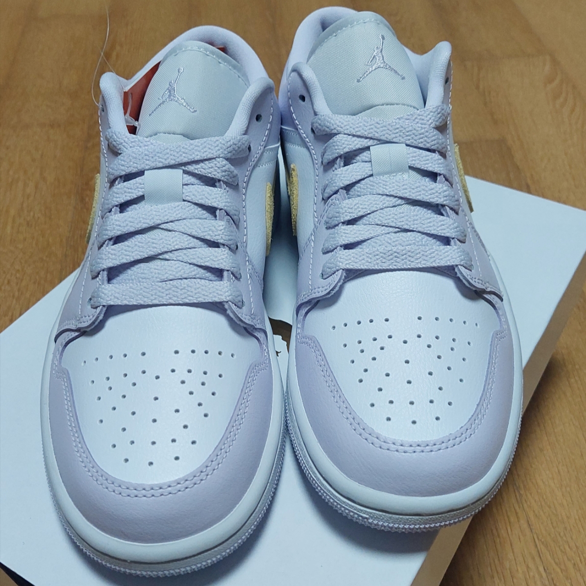 (W) Jordan 1 Low Barely Grape Lemon Wash 착용 스타일 - 2