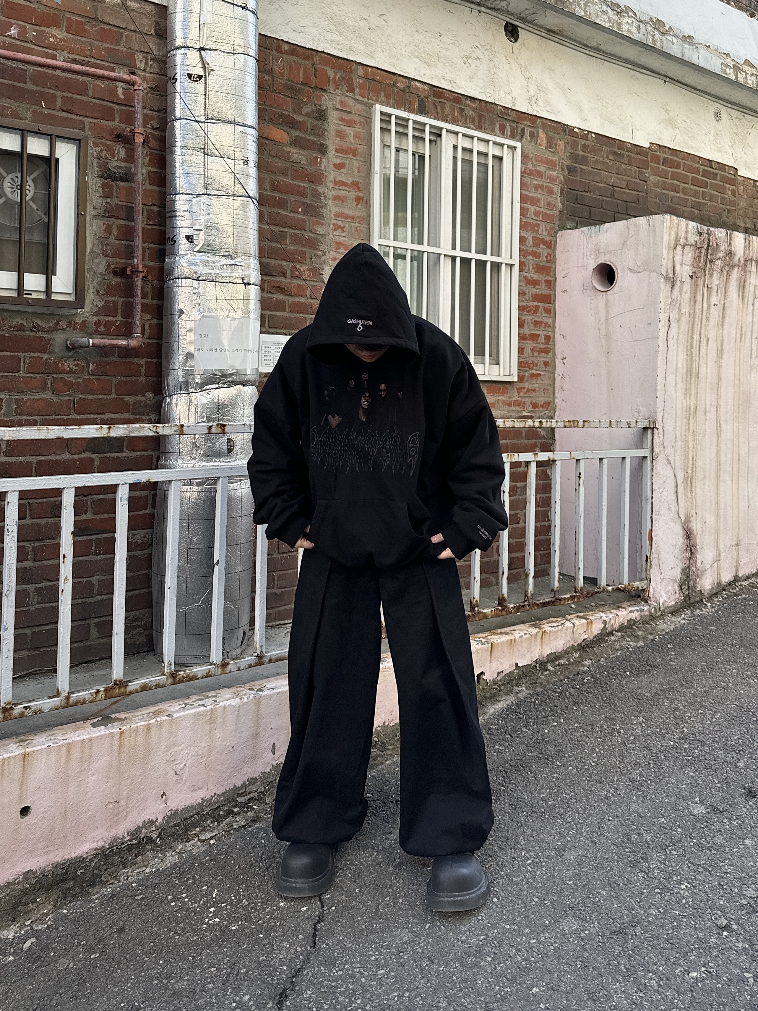 Undermycar Gashutein 6 Six People Graphic 2 Layered Hoodie Bristol Black - 24SS 착용 스타일