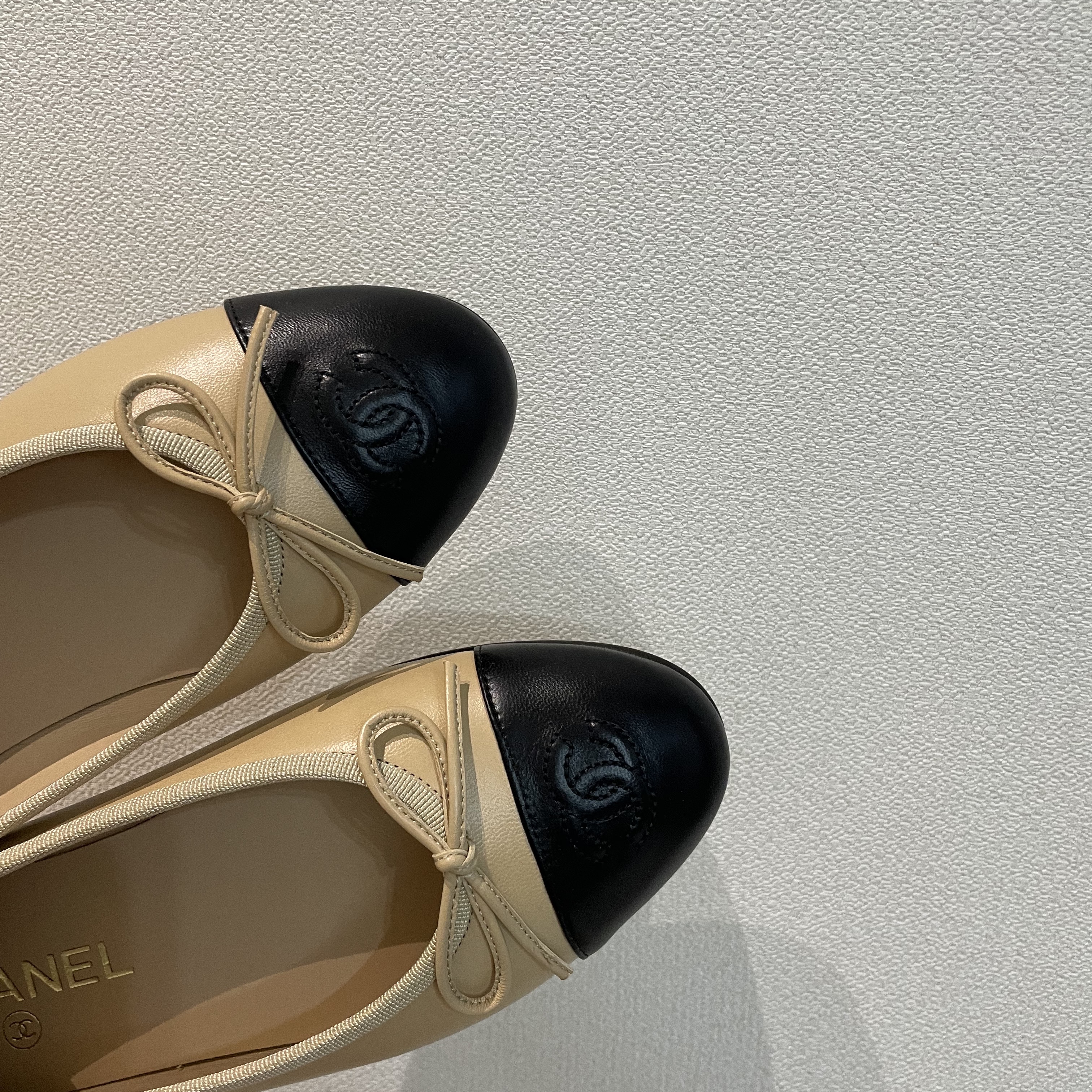 (W) Chanel Ballerina Flat Lambskin & Beige Black 착용 스타일