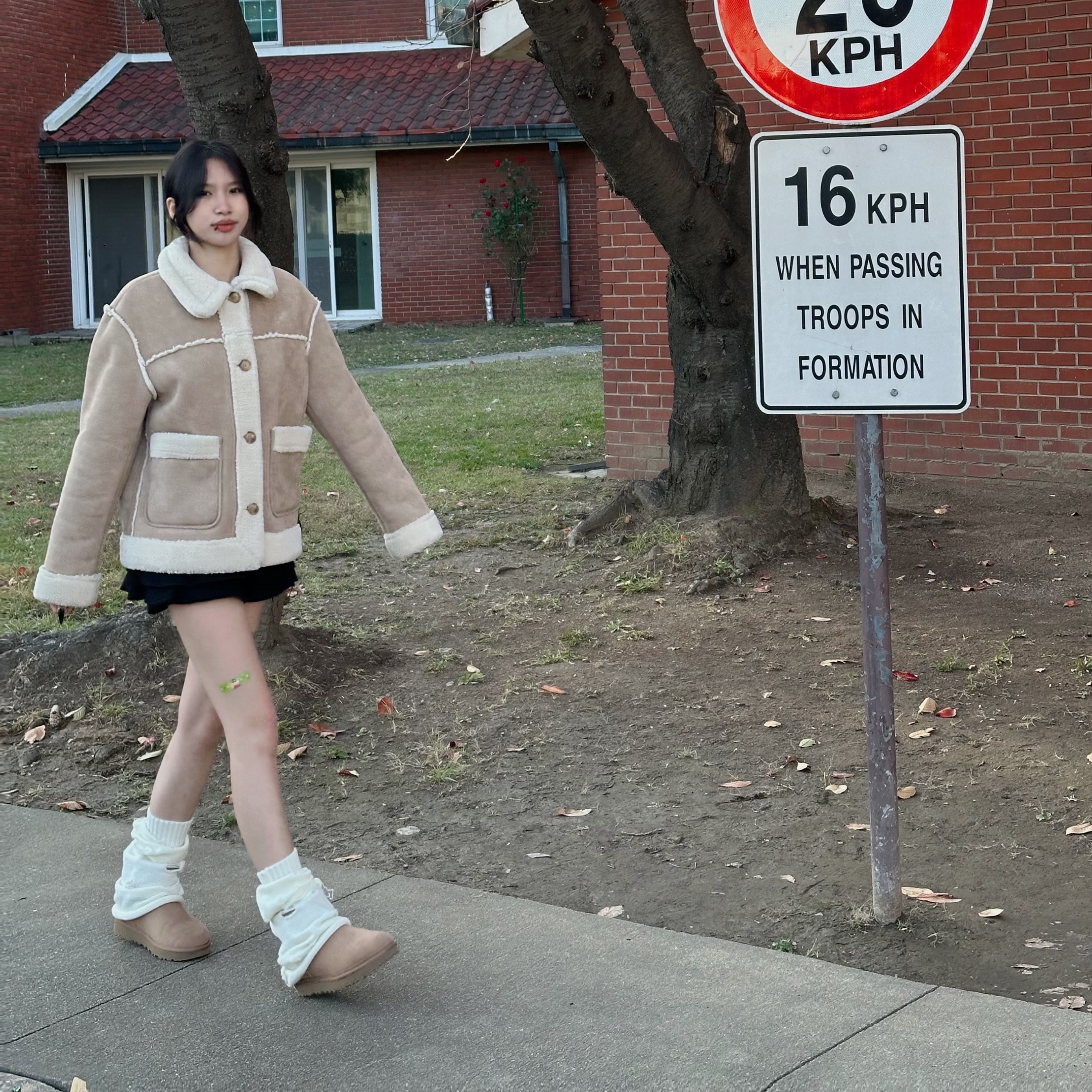 (W) UGG Classic Mini II Boots Chestnut 착용 스타일 - 1