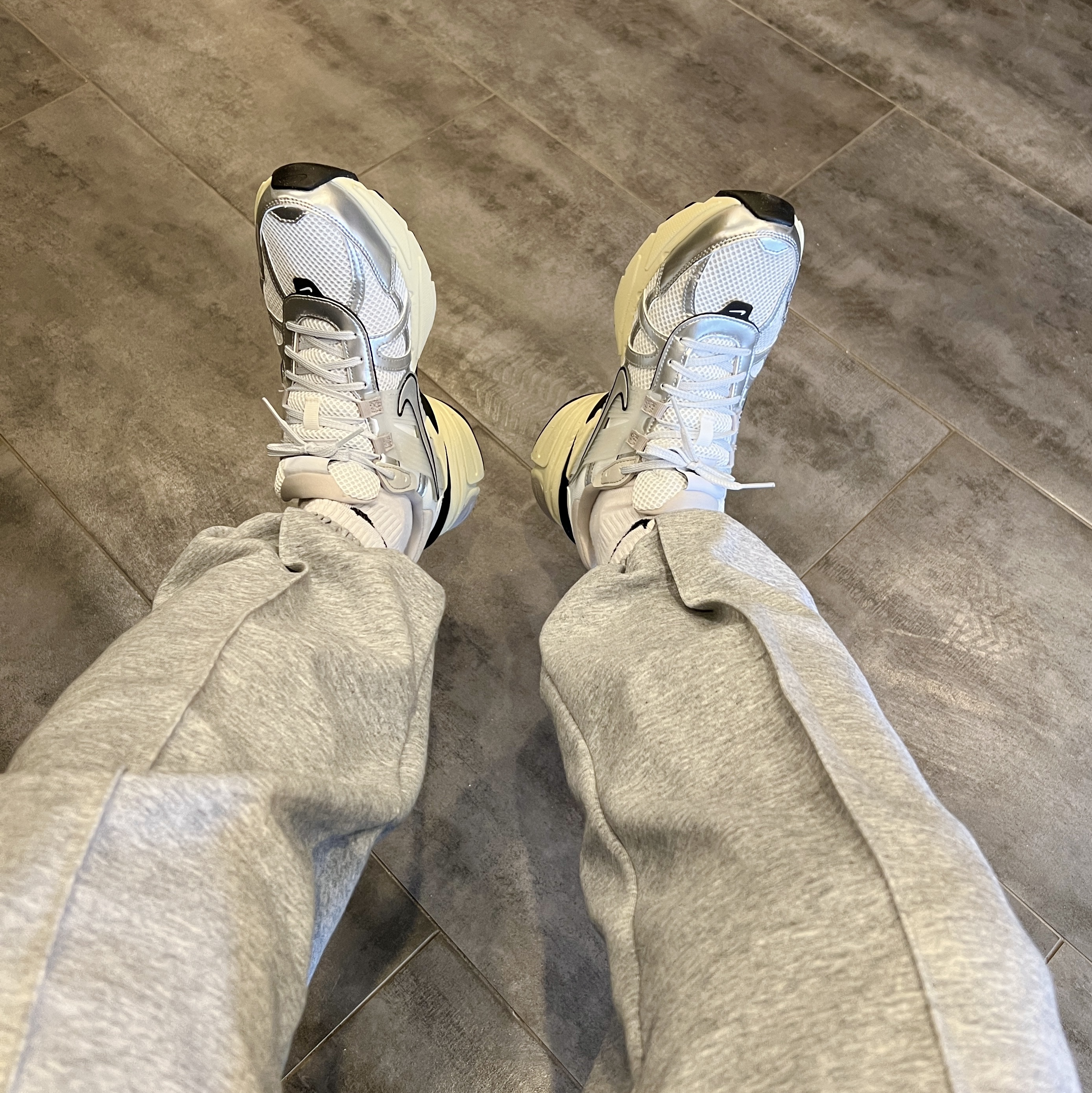 Nike V2K Run Summit White Metallic Silver 착용 스타일 - 2