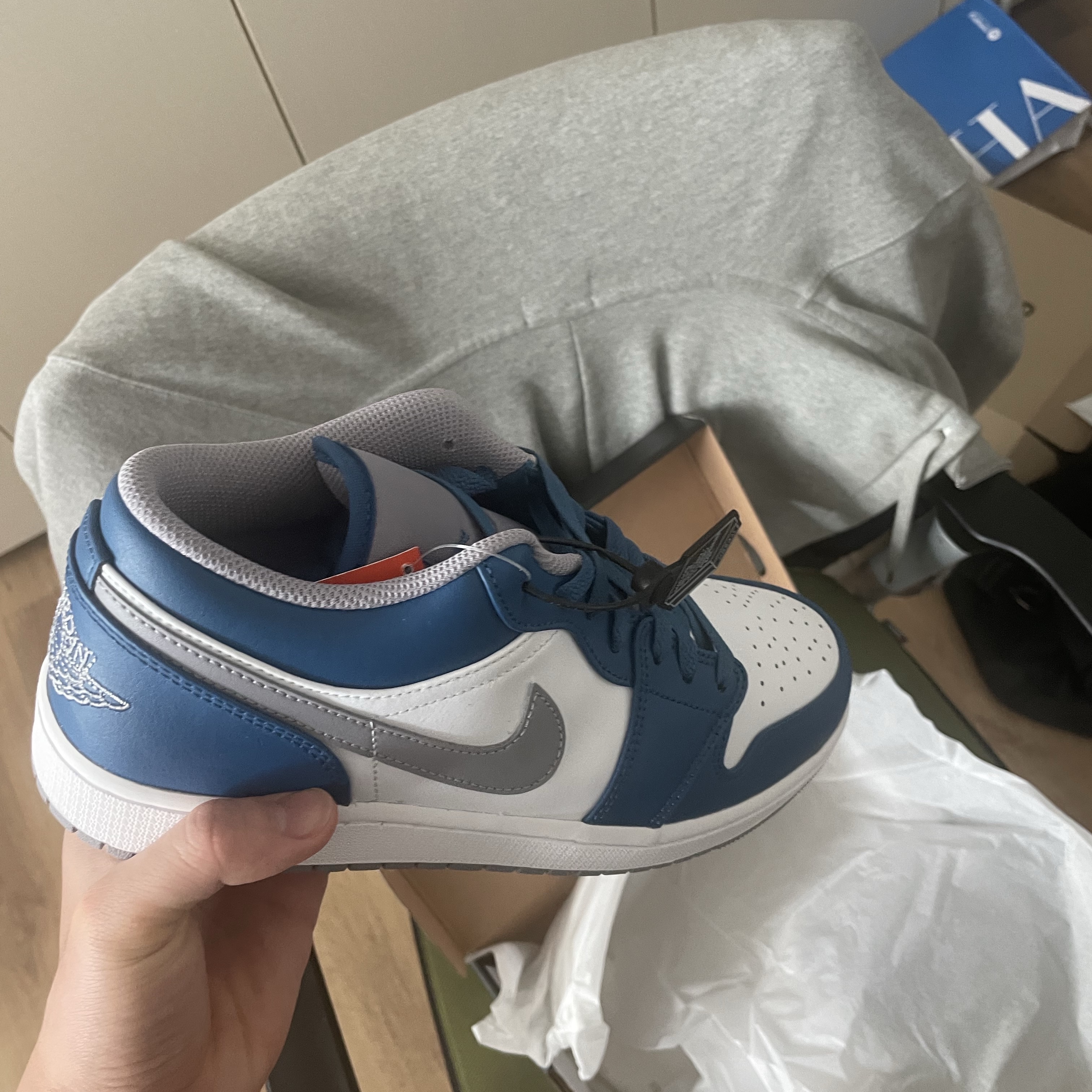 Jordan 1 Low True Blue Cement Grey 착용 스타일 - 2