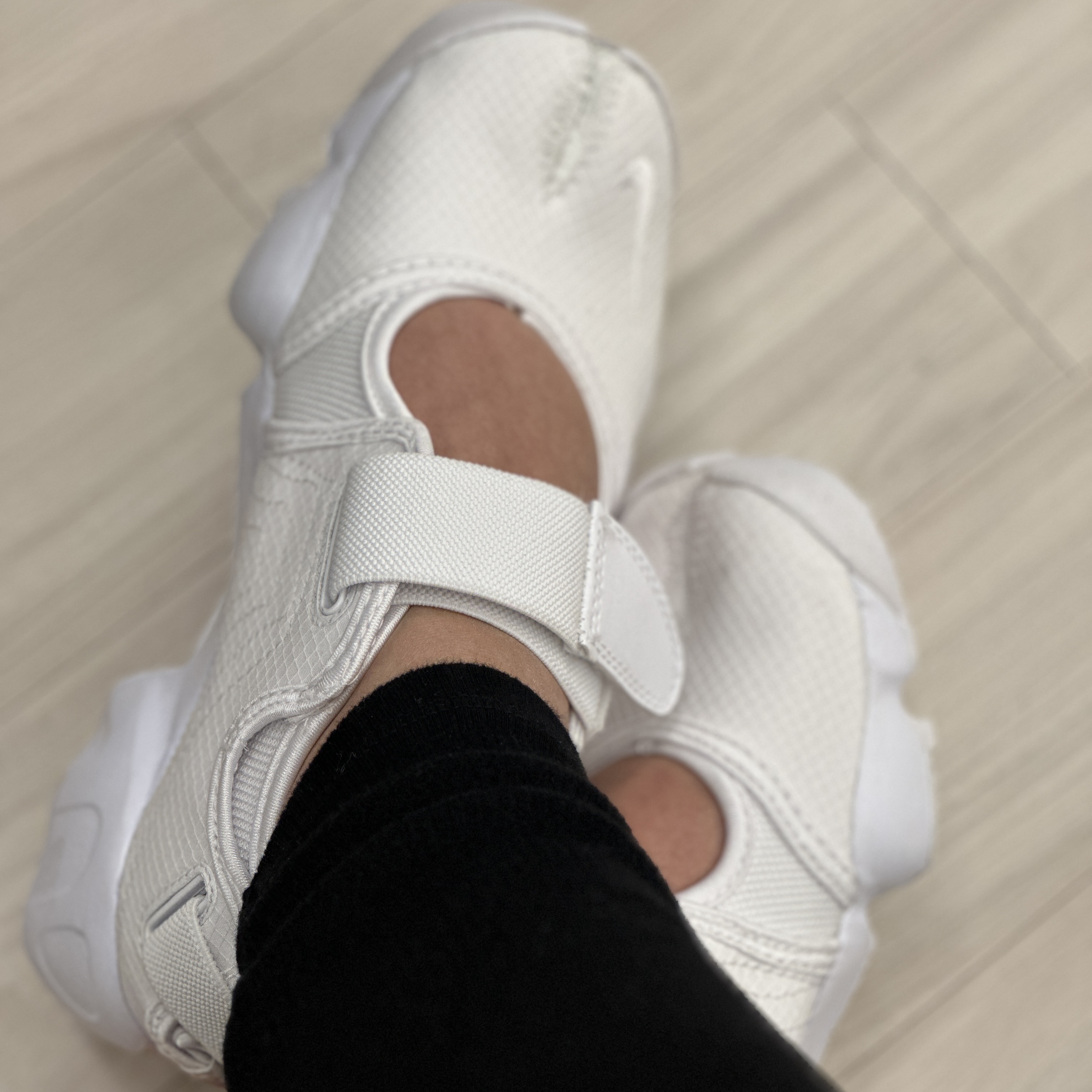 (W) Nike Air Rift Breathe White 착용 스타일 - 2