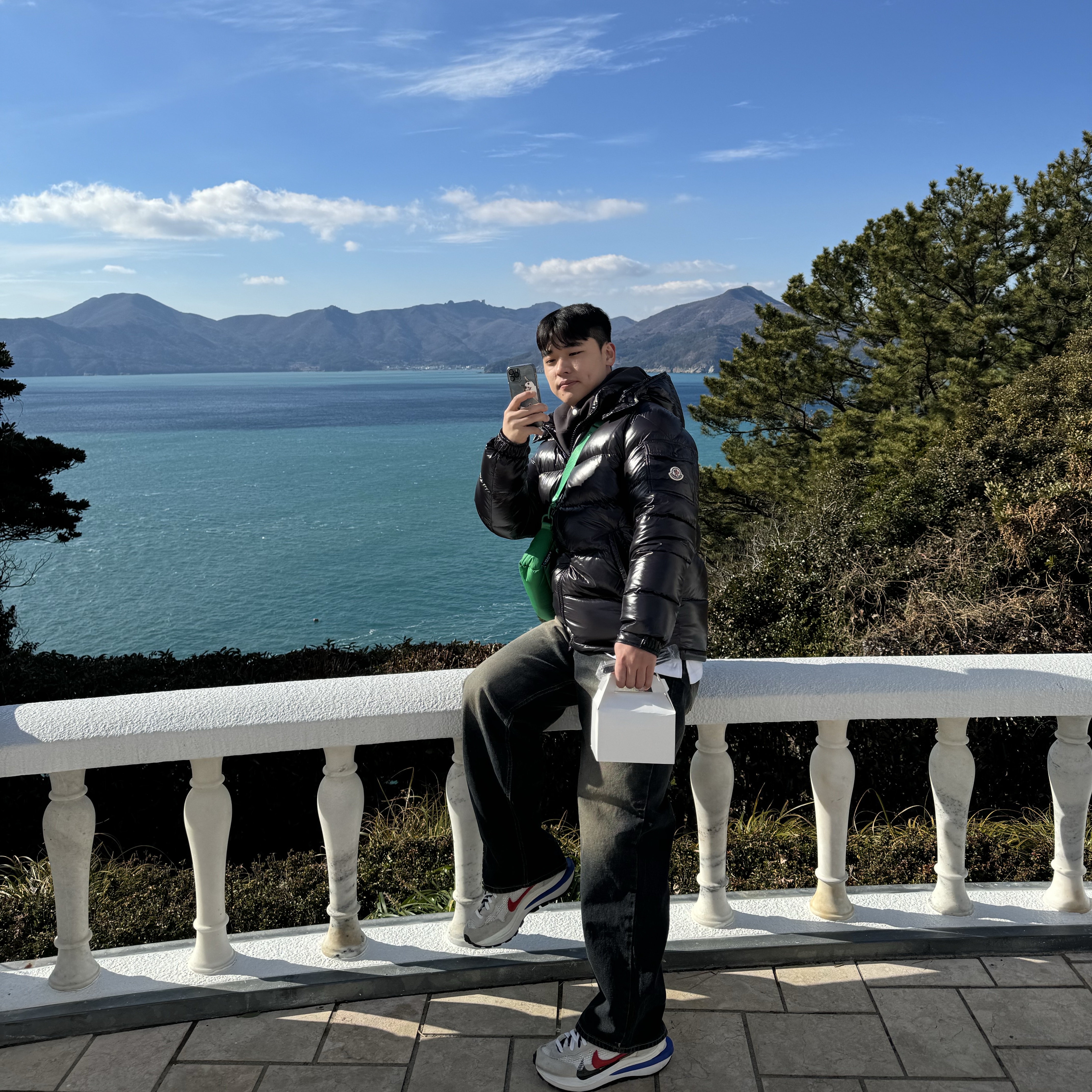 Moncler Maya Short Down Jacket Black - 22FW, Supreme Puffer Pouch Green - 22FW 착용 스타일