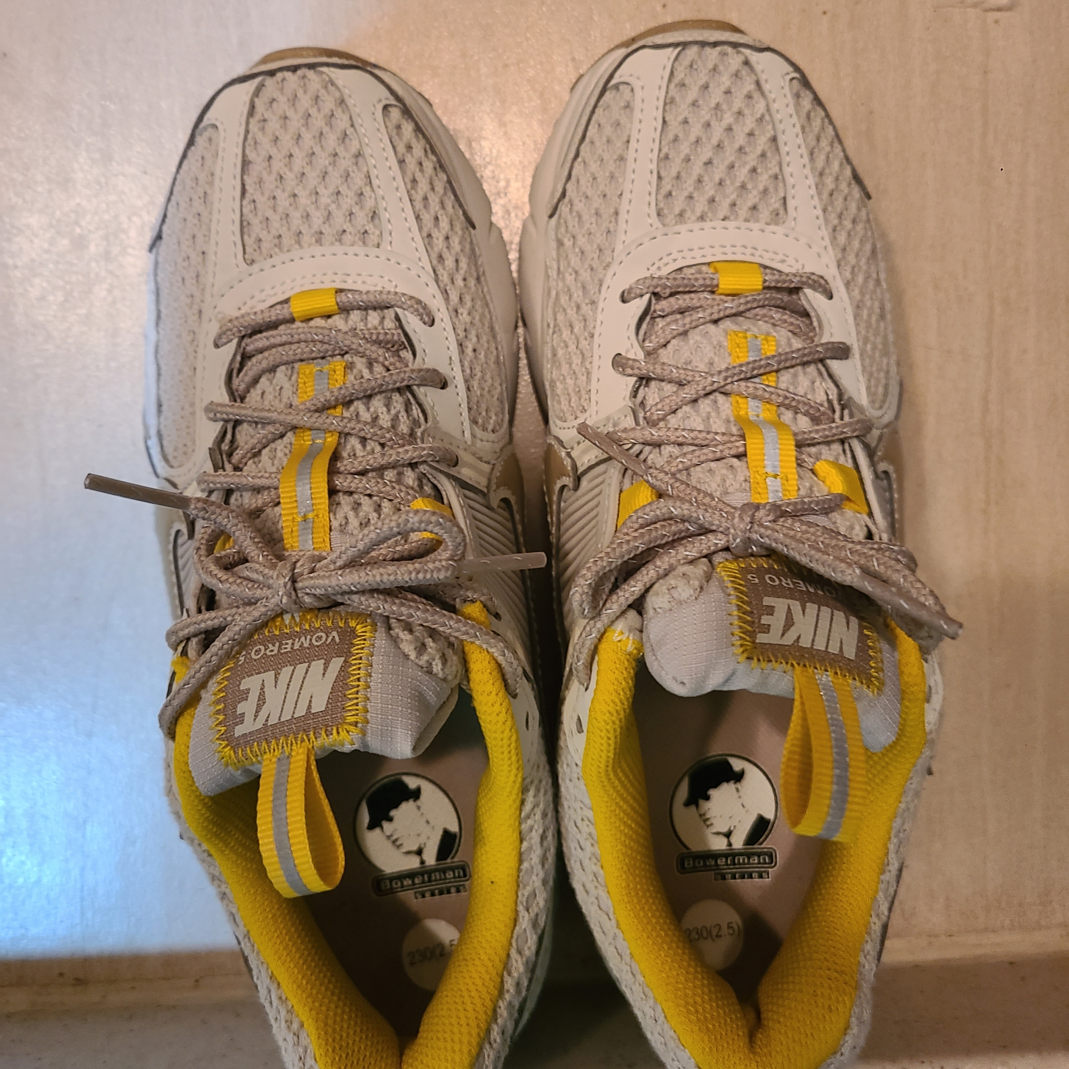(W) Nike Zoom Vomero 5 Light Bone 착용 스타일 - 1