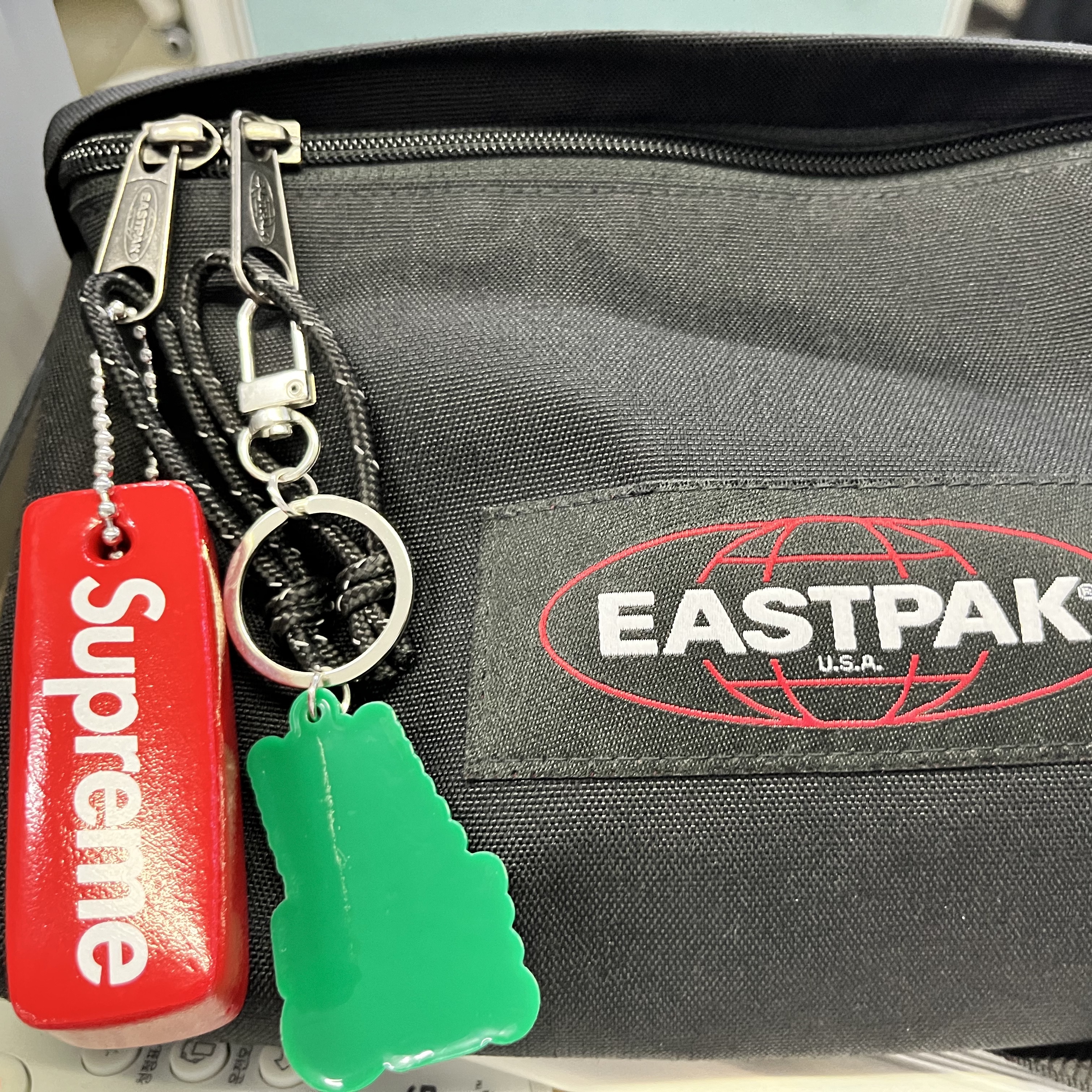 Supreme Floating Keychain Red - 23FW 착용 스타일