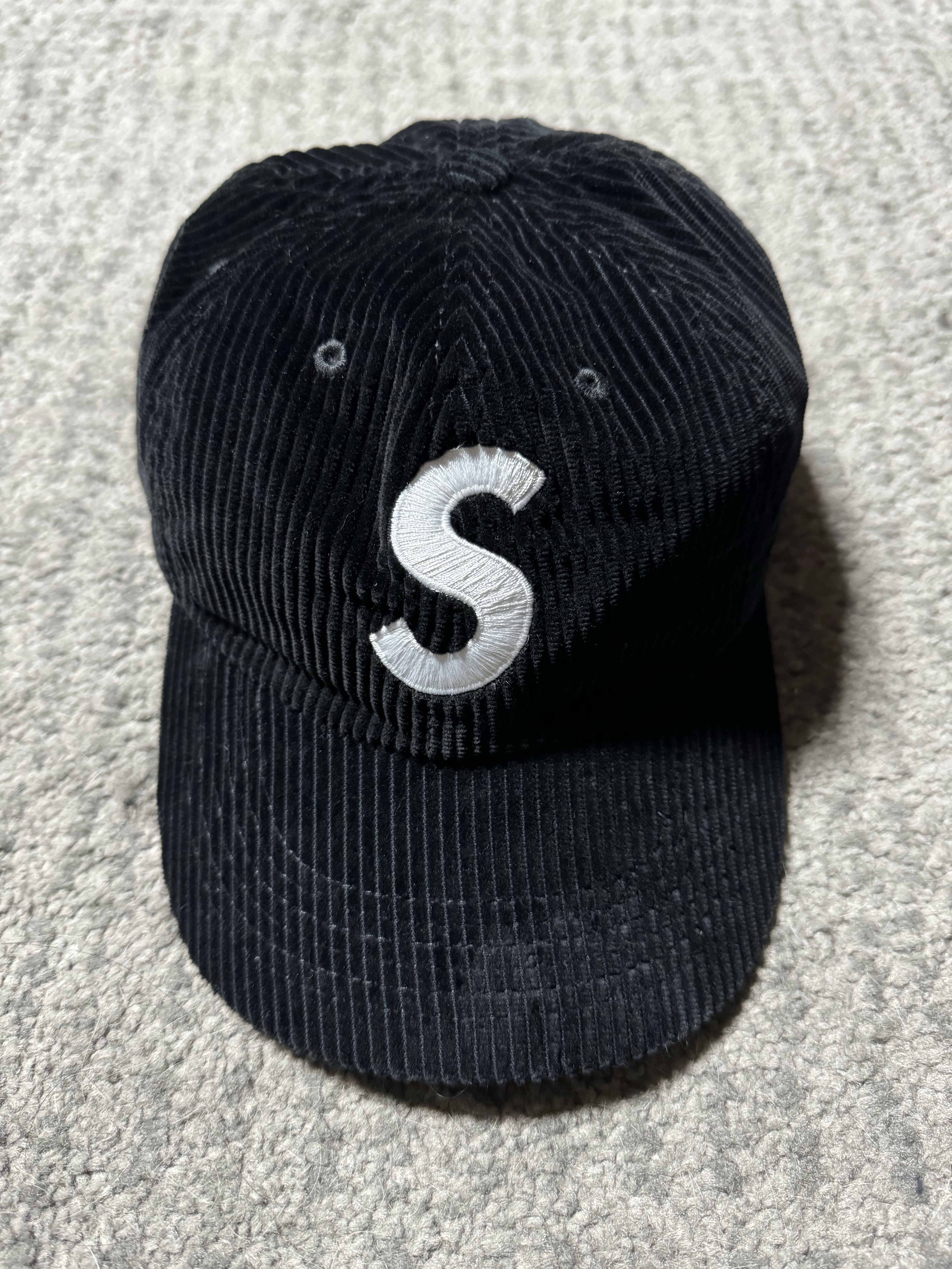 Supreme Corduroy S Logo 6-Panel Black - 23FW 착용 스타일
