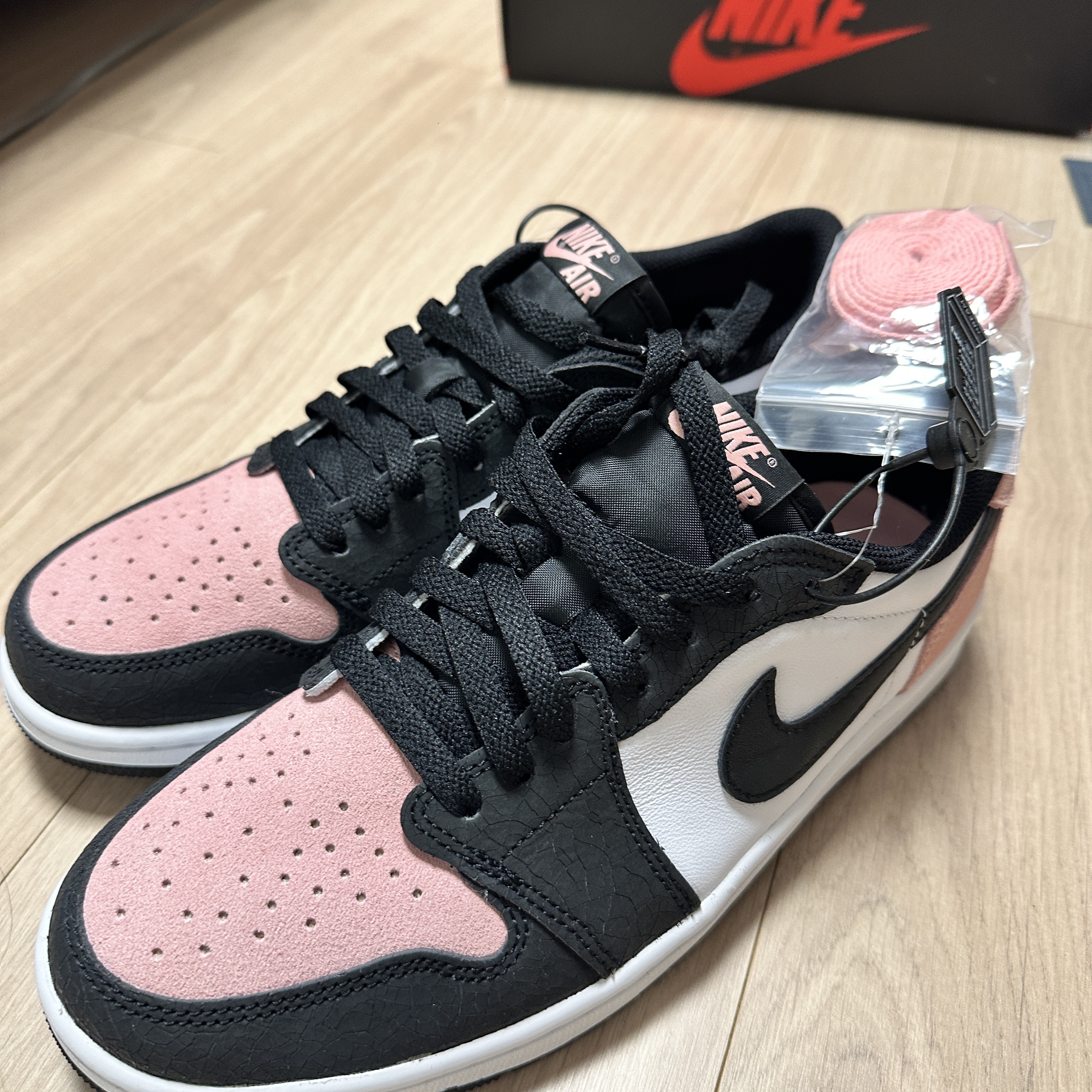 Jordan 1 Retro Low OG Bleached Coral 착용 스타일 - 1