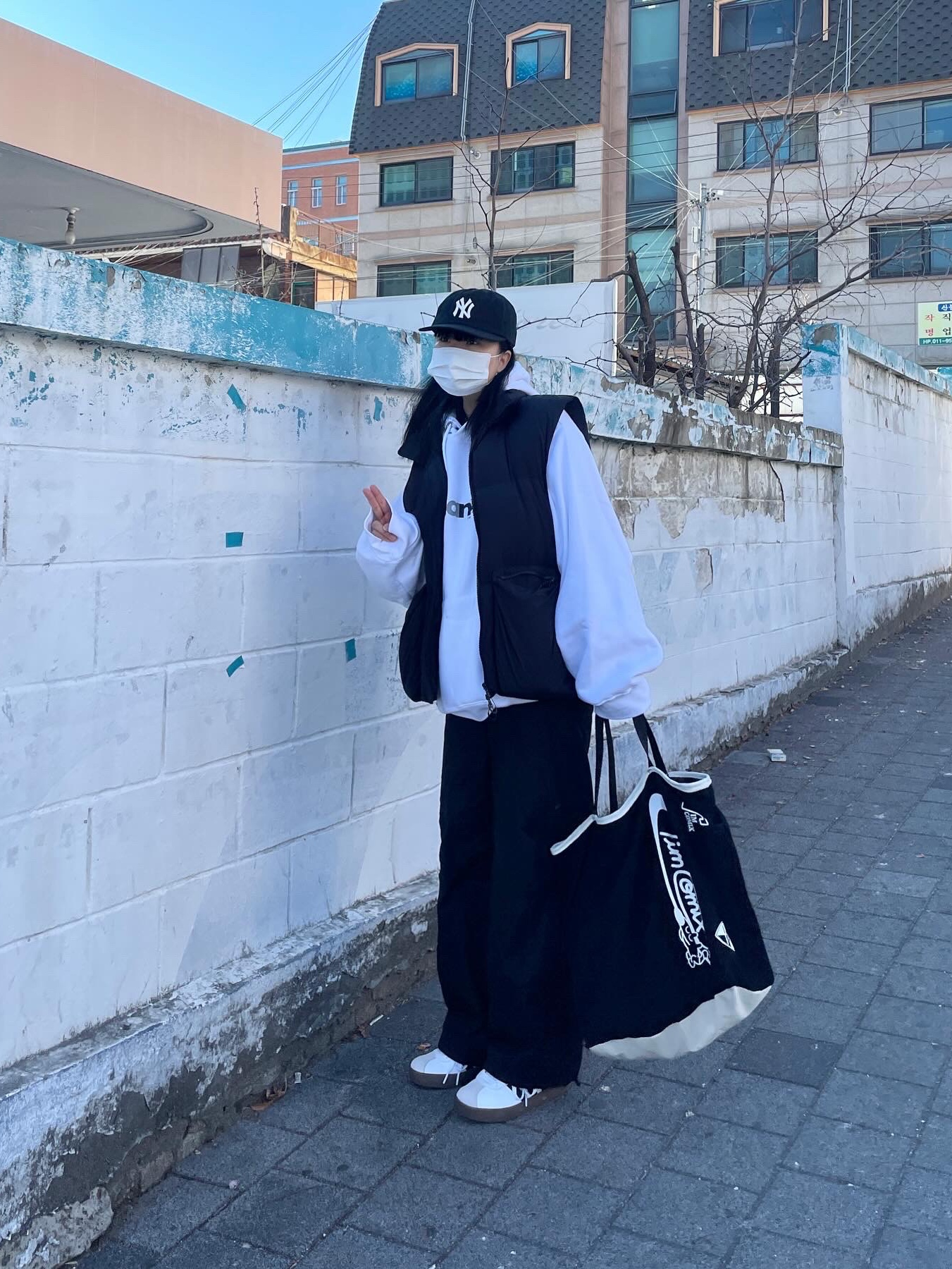 Adidas VL Court Base Cloud White Core Black 착용 스타일 - 2