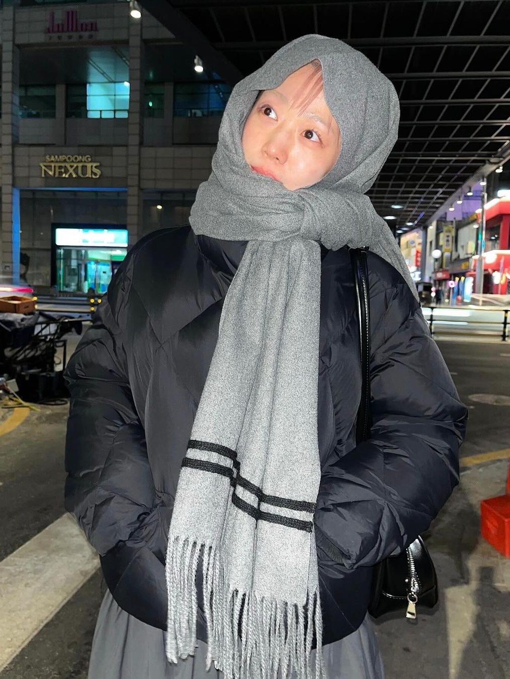 Saenginstudios Angora Line Knit Muffler Charcoal, Saenginstudios Angora Line Knit Muffler Pink 착용 스타일