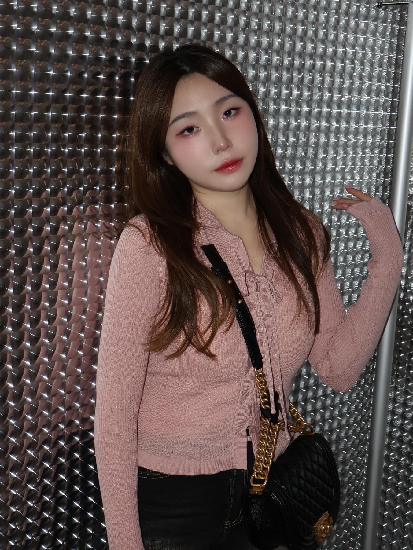 Chanel Mini Messenger Bag Grained Calfskin & Gold Black 착용 스타일 - 5