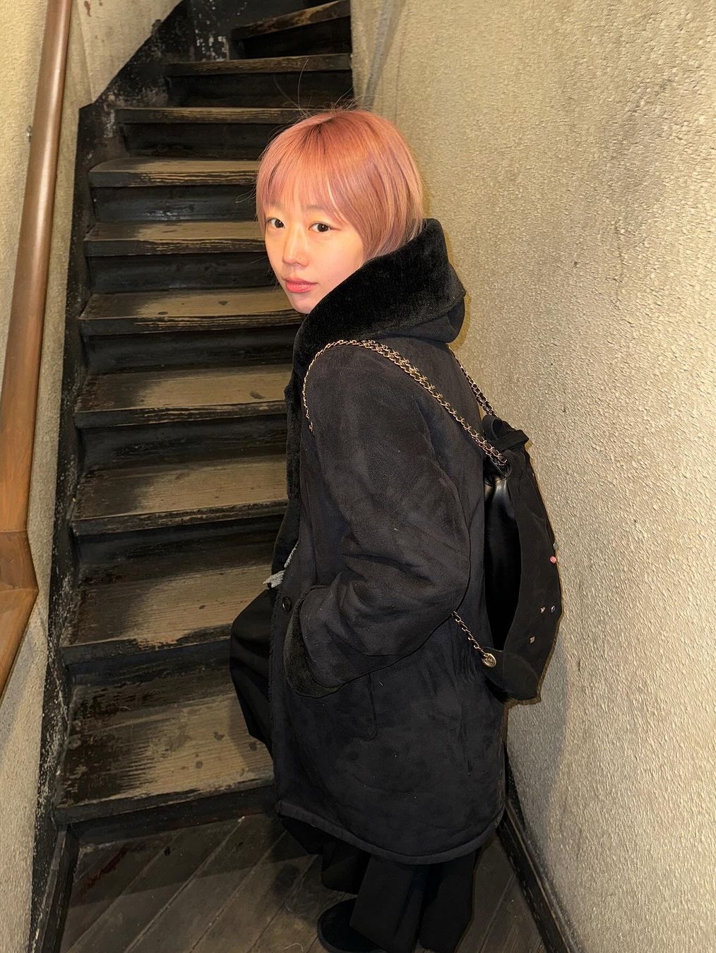 Saenginstudios Women Universe Suede Chain Bag Black 착용 스타일