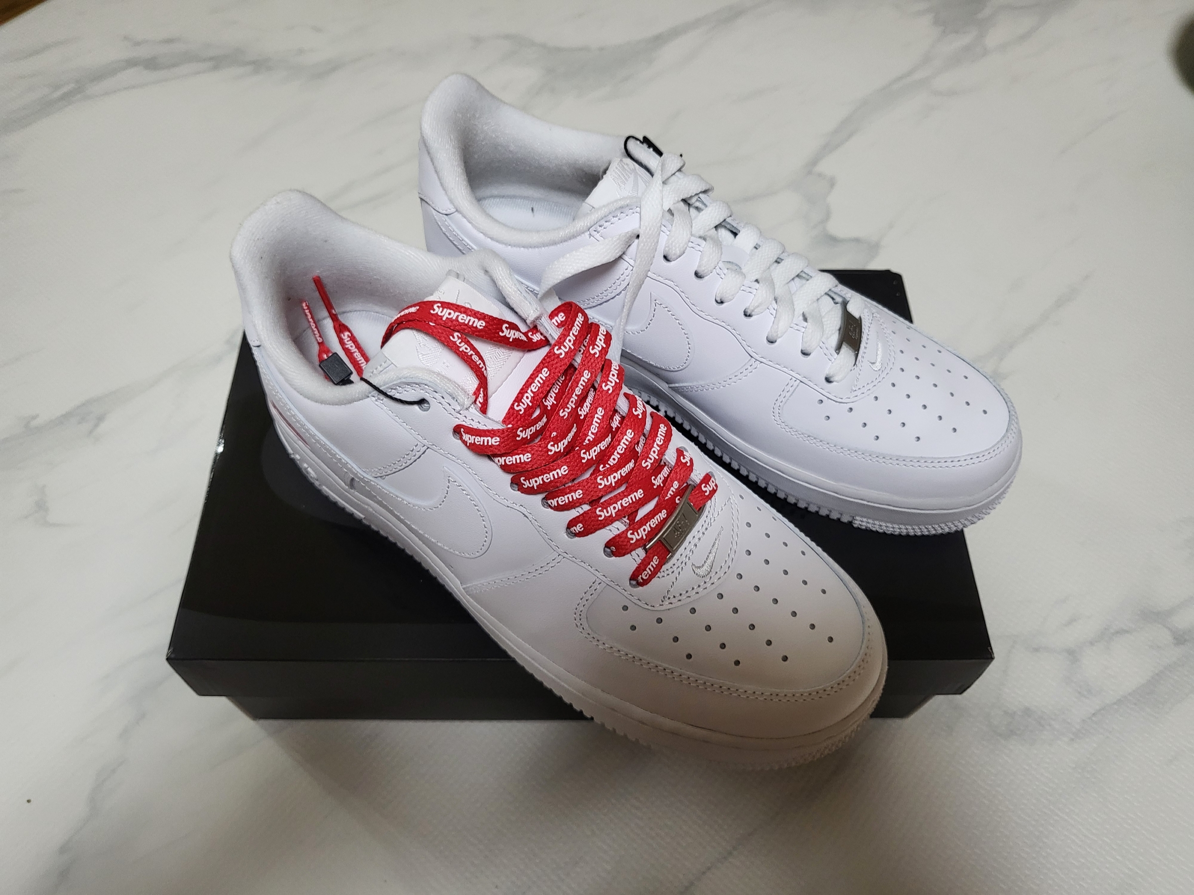 Nike x Supreme Air Force 1 Low White 착용 스타일