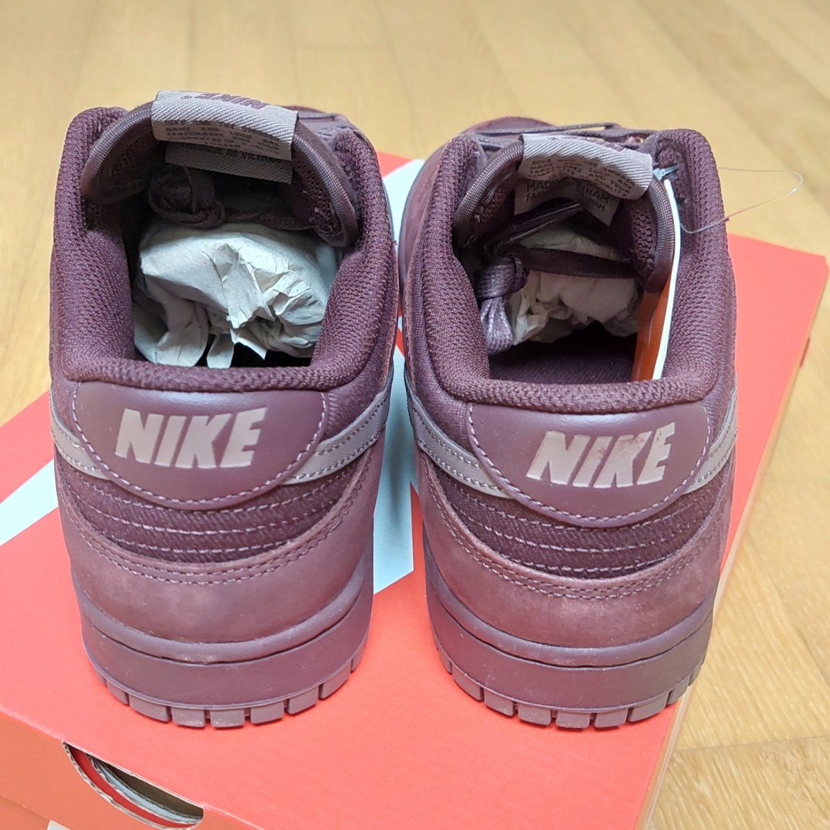 Nike Dunk Low PRM Burgundy Crush 착용 스타일 - 4