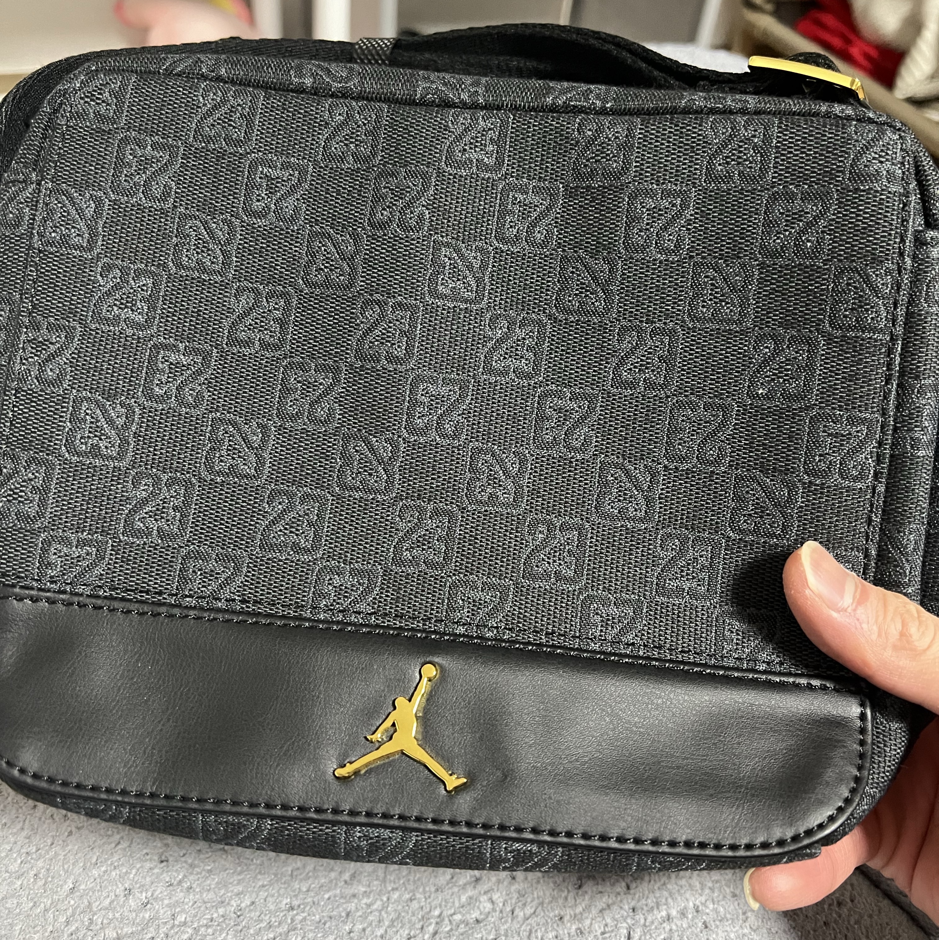 Jordan Monogram Mini Messenger Bag Black 착용 스타일