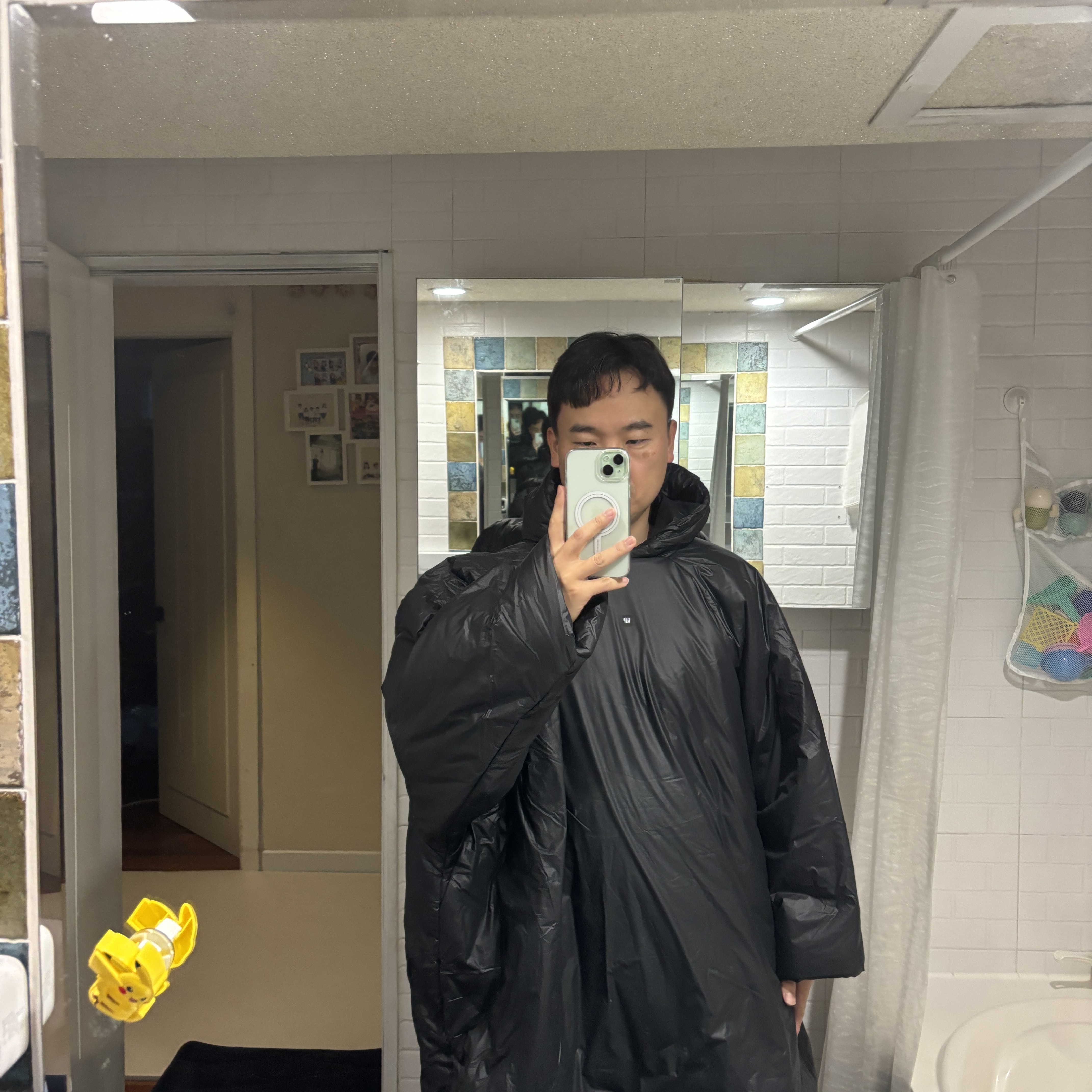 Yeezy Gap Engineered By Balenciaga T-Cut Puffer Parka Black 착용 스타일