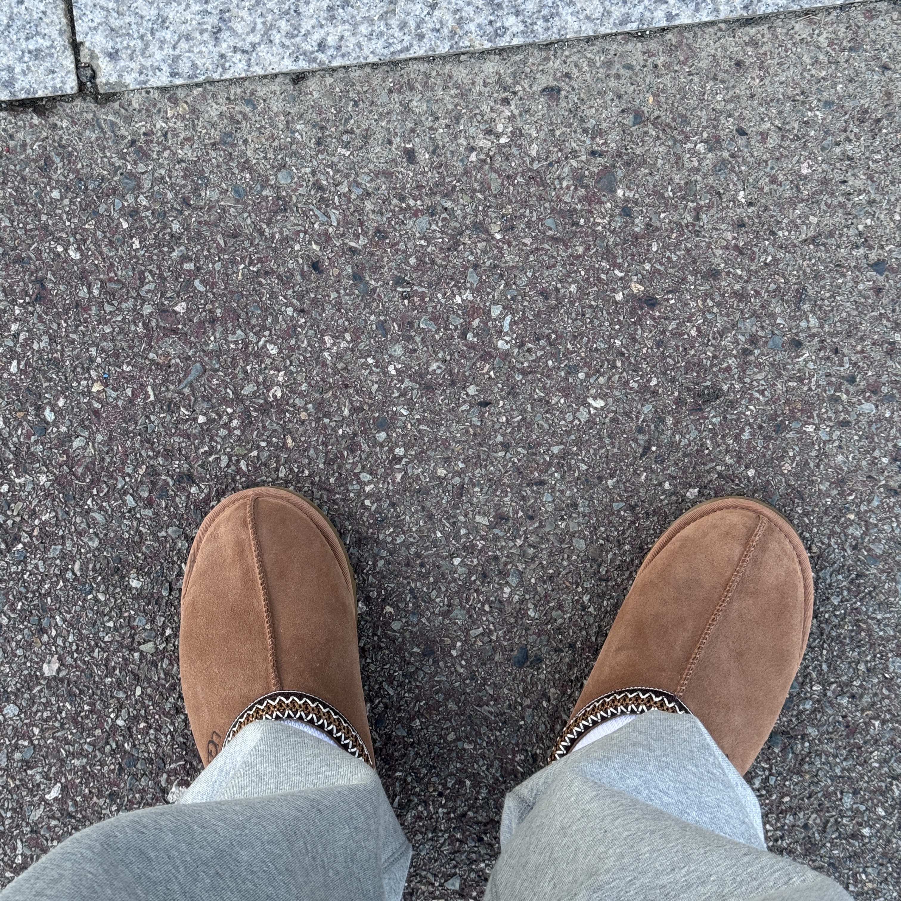 UGG Tasman Slipper Chestnut 착용 스타일