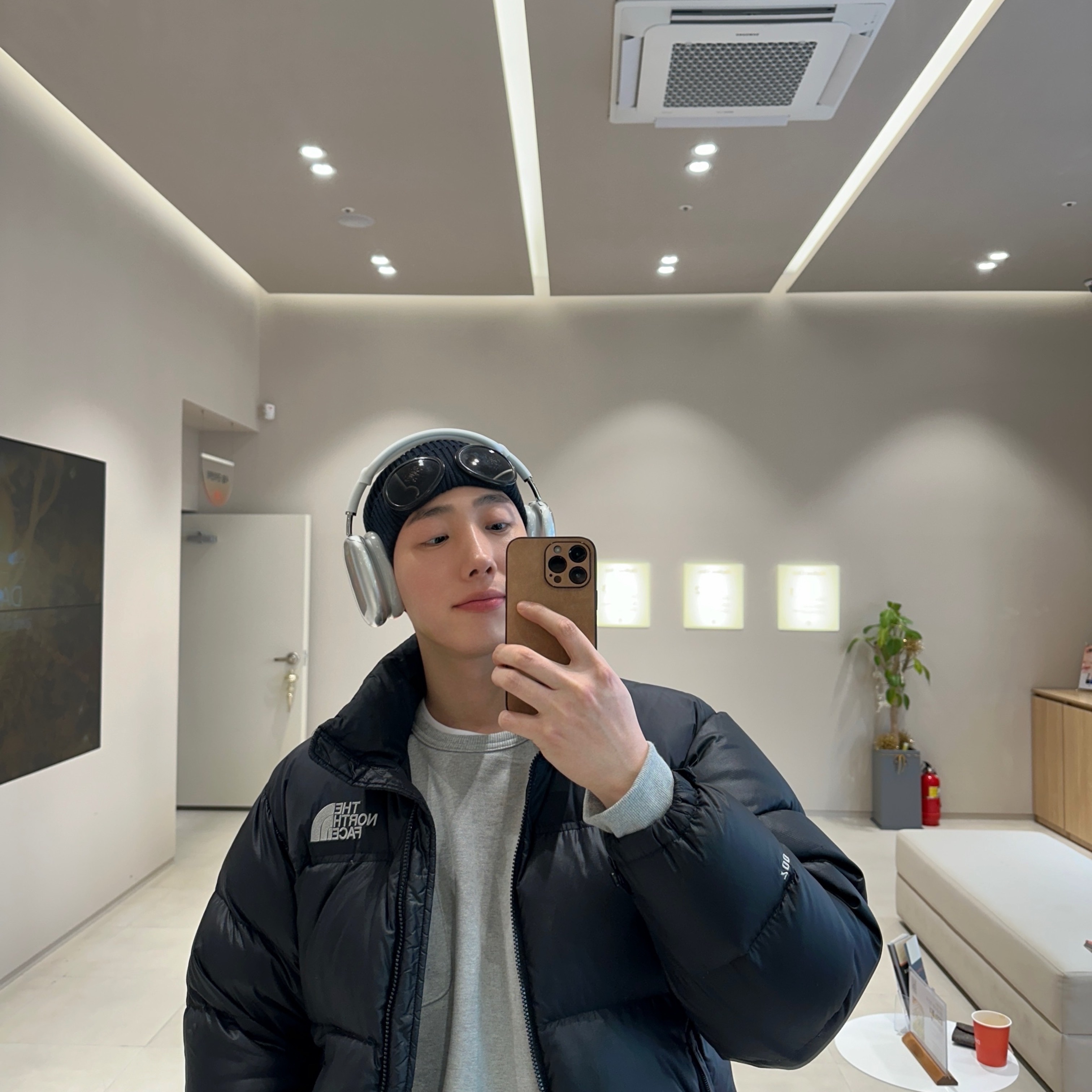 Apple AirPods Max Lightning Silver (Korean Ver.), The North Face 1996 Eco Nuptse Jacket Real Black 착용 스타일