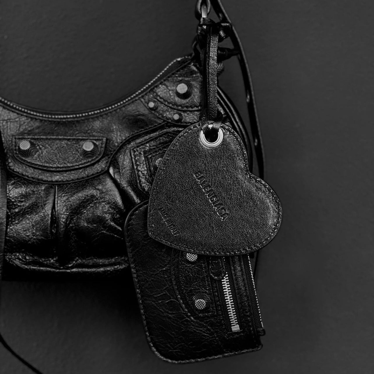 Balenciaga Arena Lambskin Le Cagole XS Shoulder Bag Black 착용 스타일 - 1