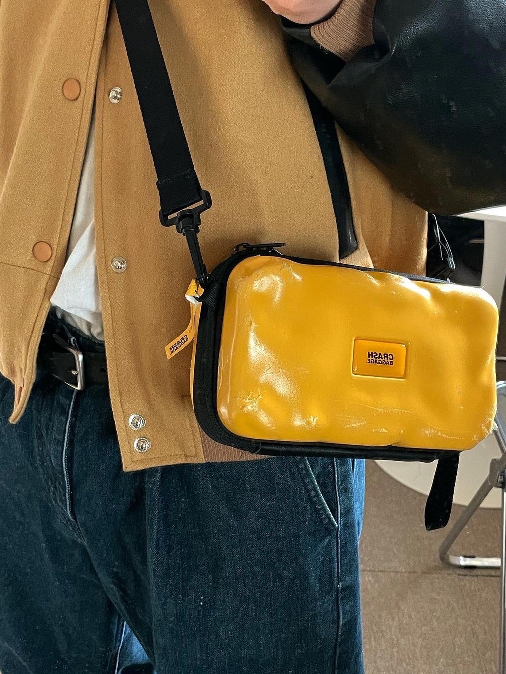 CRASH BAGGAGE Mini Icon Yellow 착용 스타일 - 2