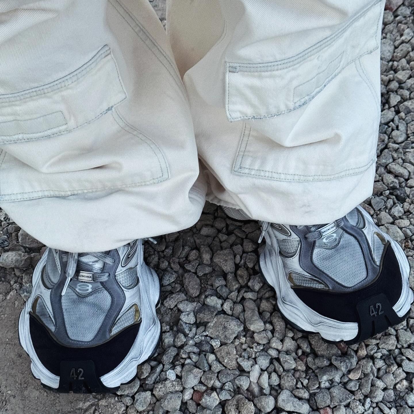 Balenciaga Cargo Sneakers White Grey 착용 스타일 - 4