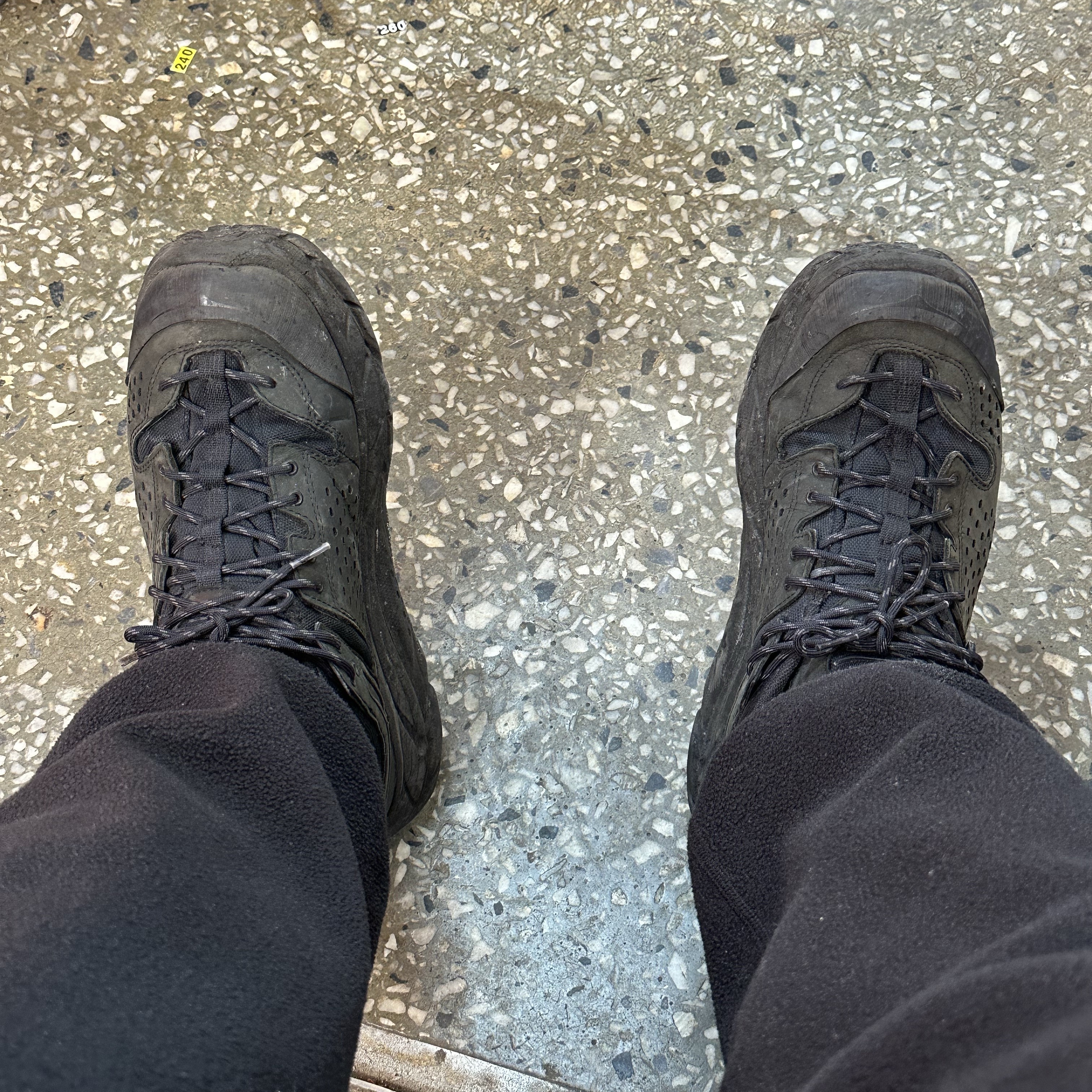 Hoka Tor Ultra Low Black 착용 스타일