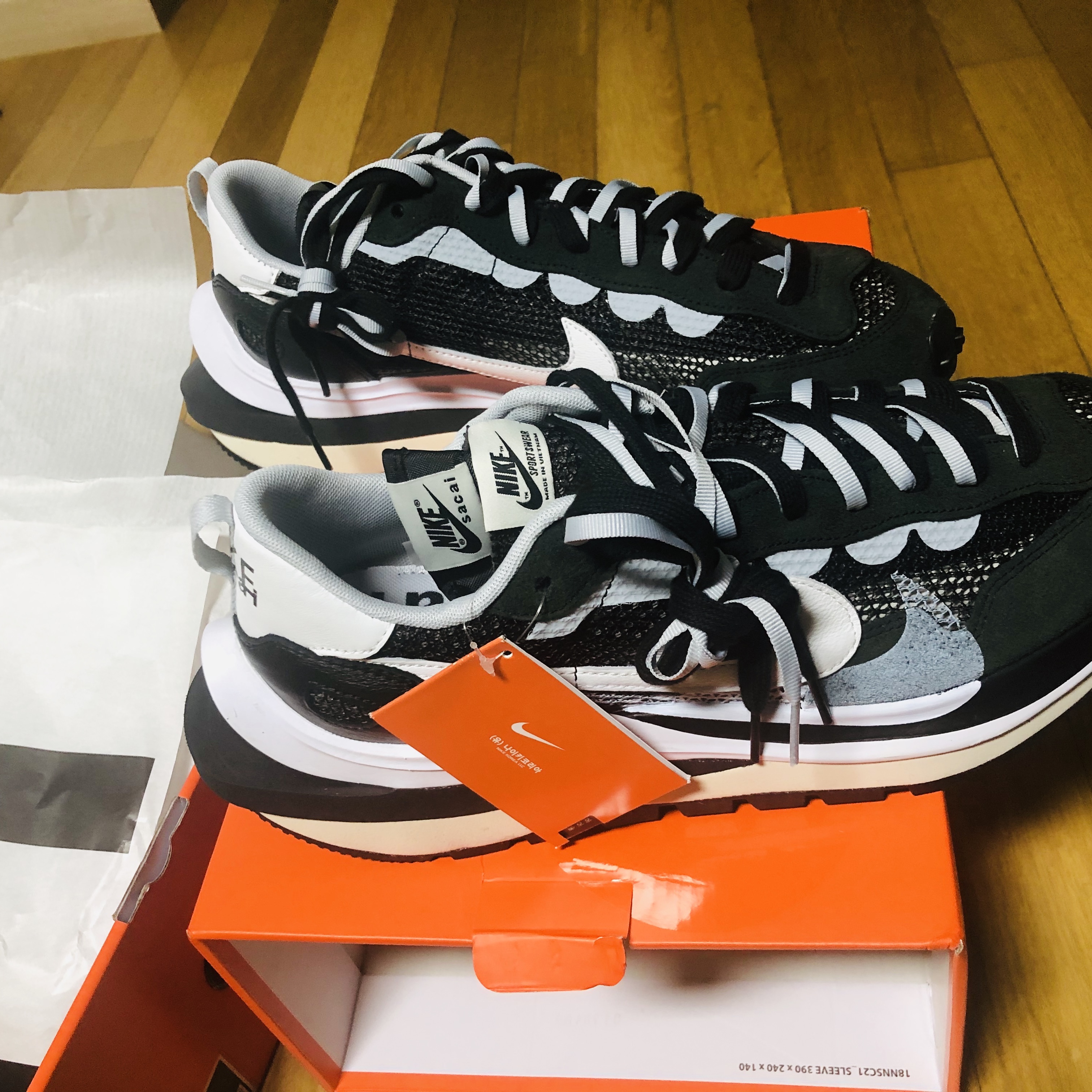 Nike x Sacai VaporWaffle Black White 착용 스타일