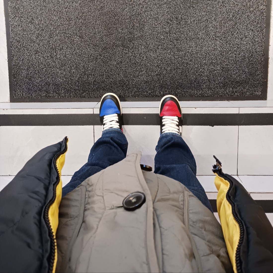 (GS) Jordan 1 Retro High OG Top 3, Nike Heritage Waistpack Black 착용 스타일 - 1
