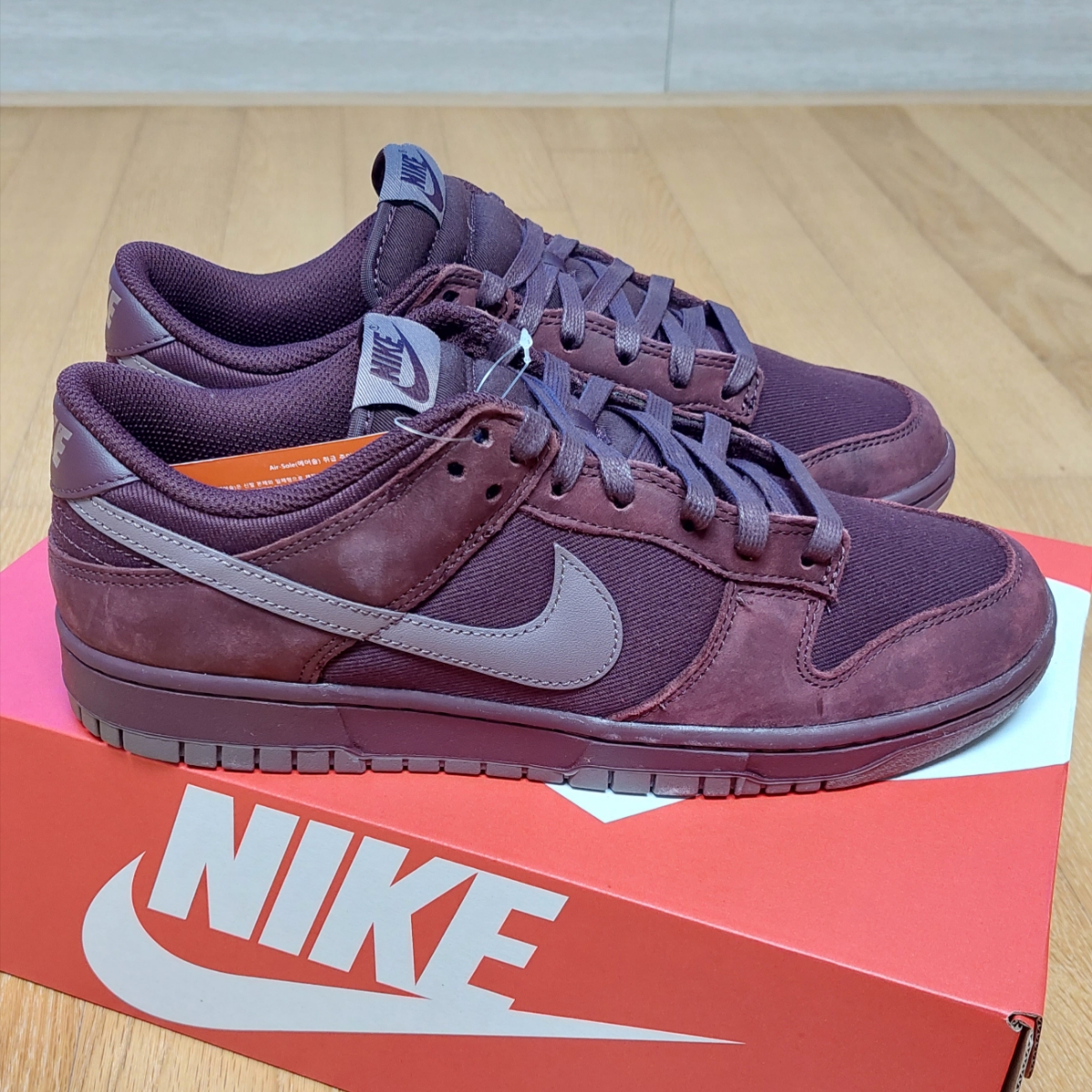 Nike Dunk Low PRM Burgundy Crush 착용 스타일 - 3