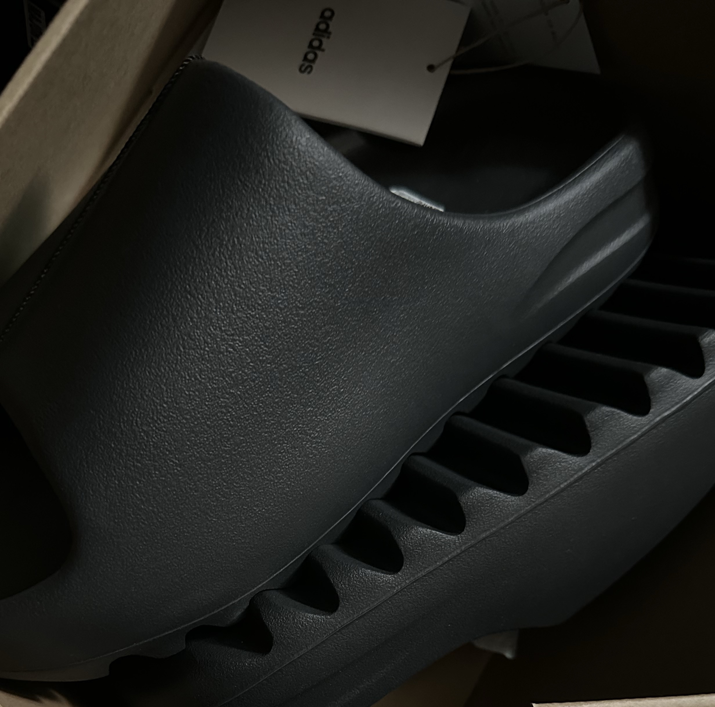 Adidas Yeezy Slide Slate Grey 착용 스타일 - 4