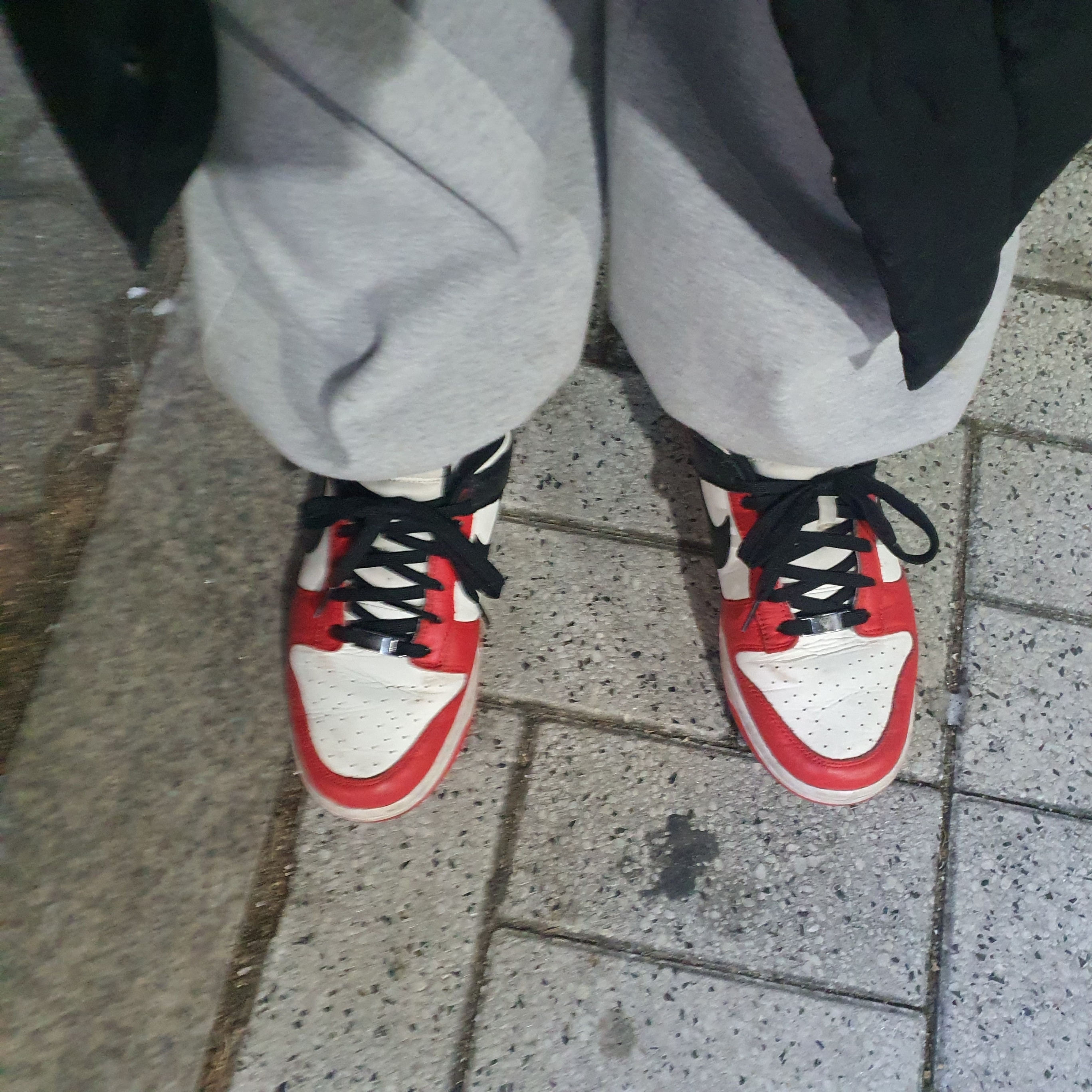 Nike x NBA Dunk Low Retro EMB Black and Chile Red 착용 스타일