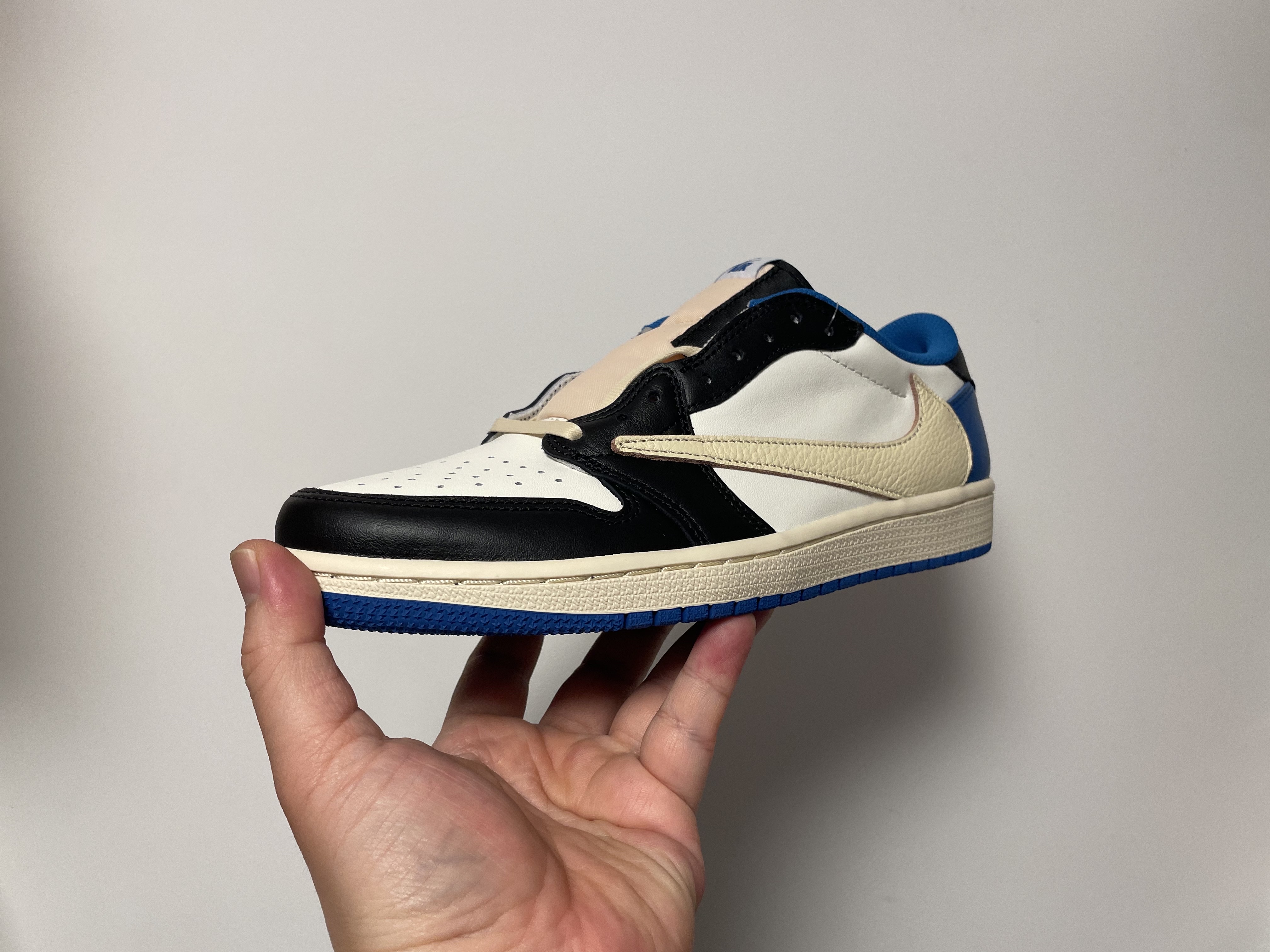 Jordan 1 x Travis Scott x Fragment Retro Low OG SP Military Blue 착용 스타일 - 2