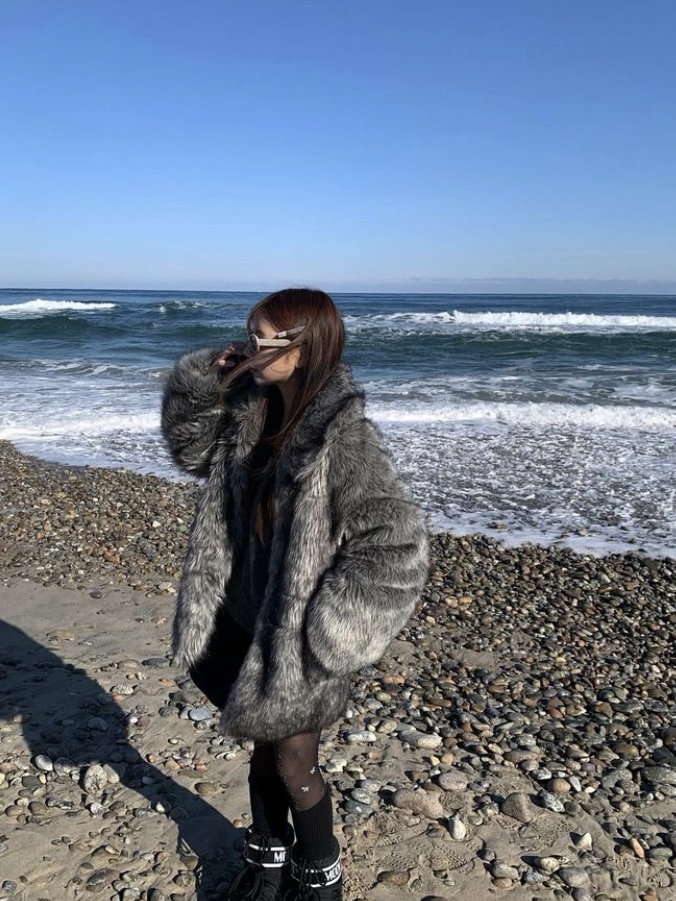 Yunse Women Eco Fur Coat Black 착용 스타일