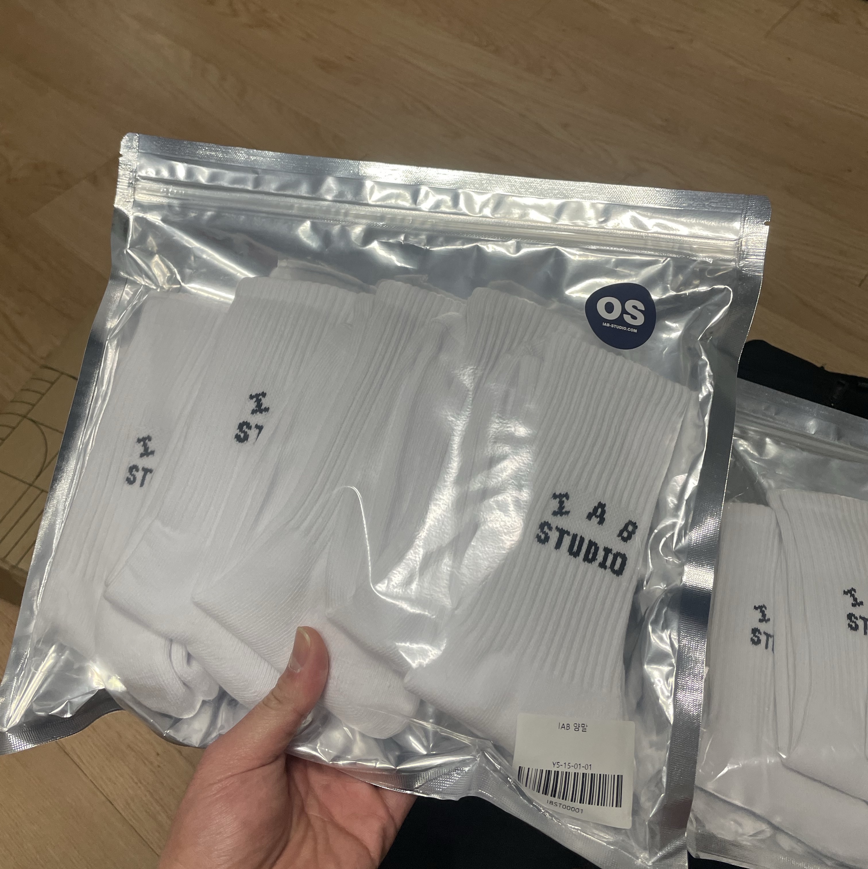IAB Studio Socks White (5 Pack) 착용 스타일