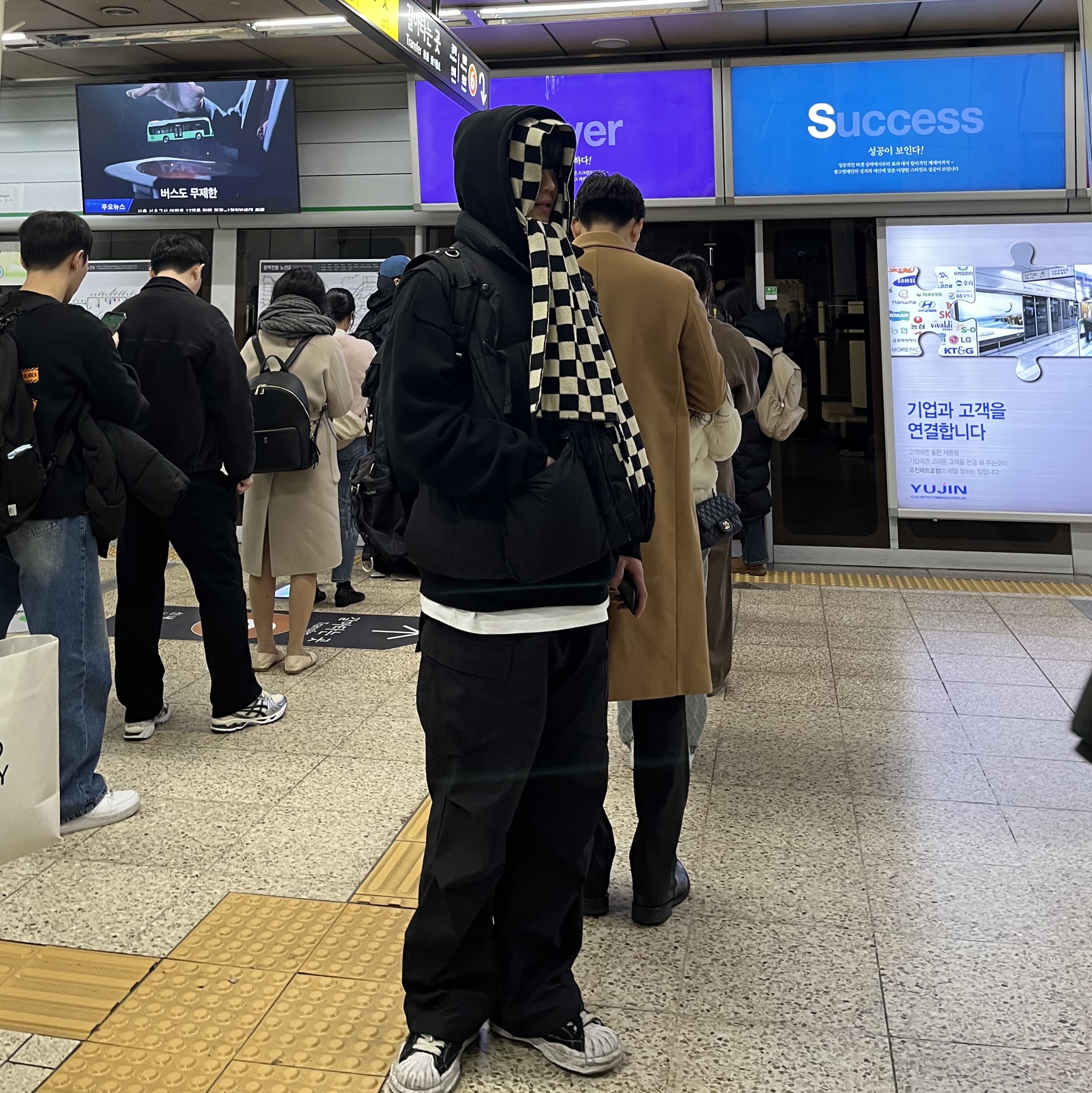 메종 미하라 야스히로 블레이키 OG 솔 캔버스 로우탑 스니커즈 블랙 화이트, 스투시 x 베이프 트러커 캡 옐로우 착용 스타일 - 1