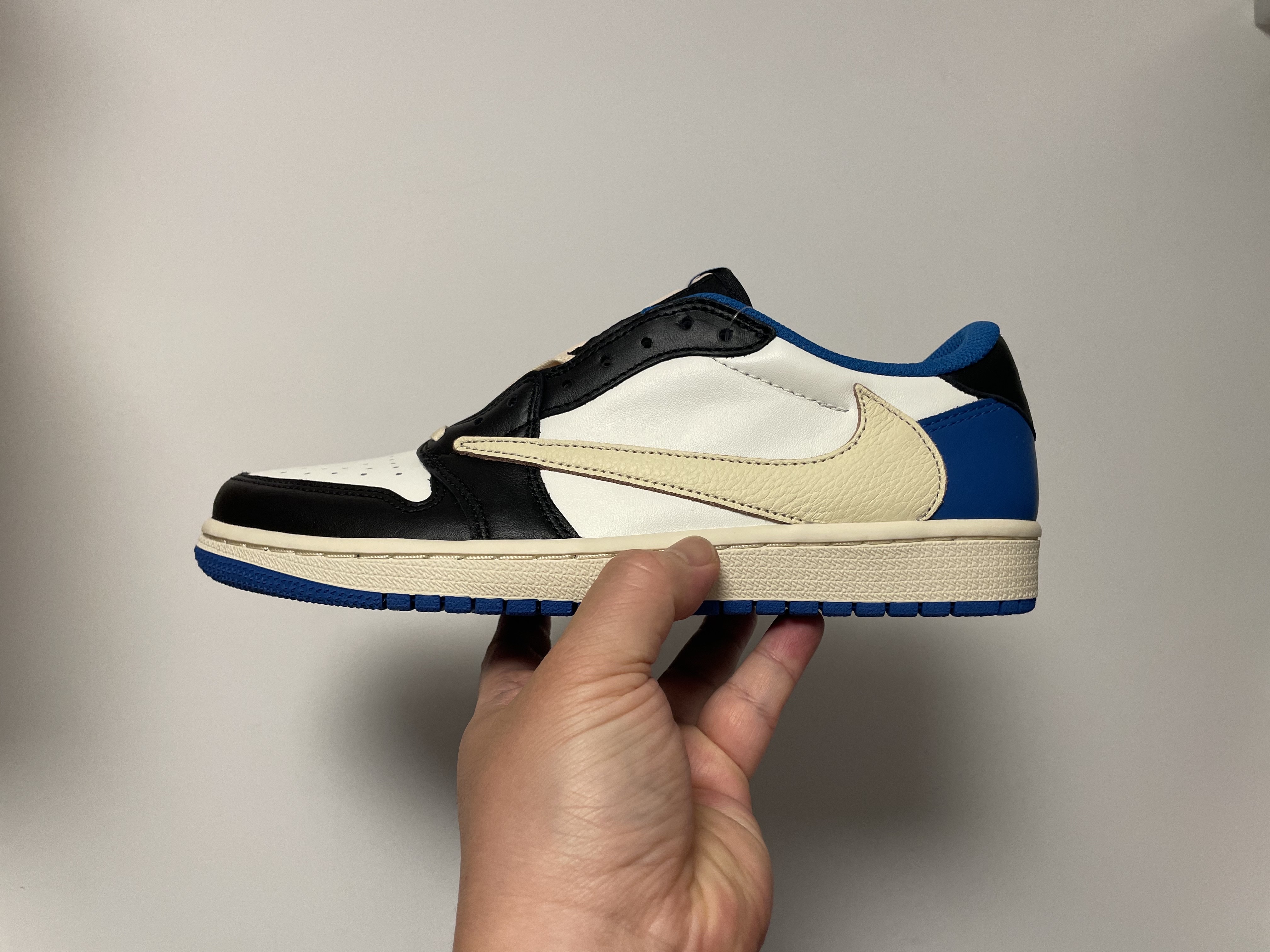 Jordan 1 x Travis Scott x Fragment Retro Low OG SP Military Blue 착용 스타일 - 1