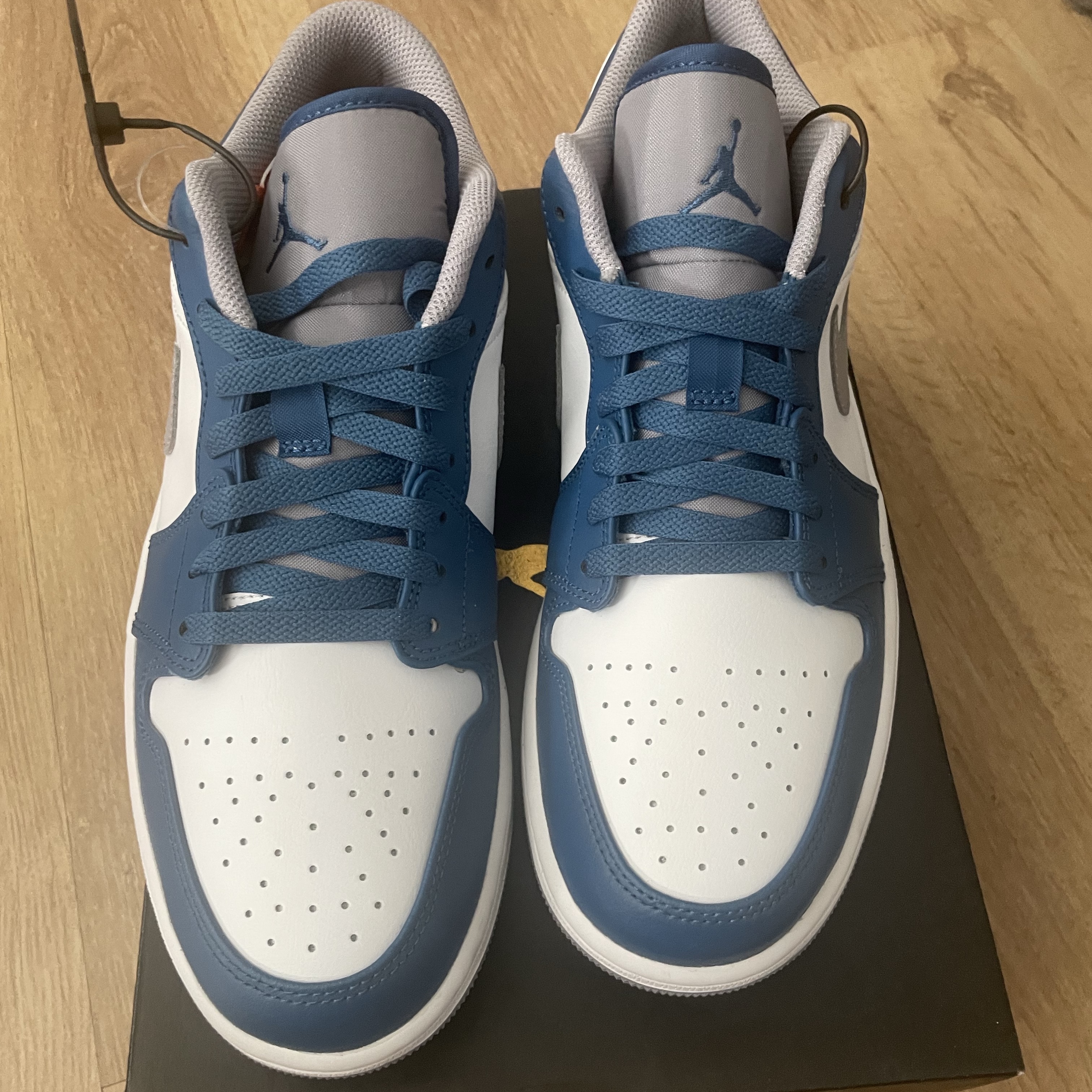 Jordan 1 Low True Blue Cement Grey 착용 스타일 - 3