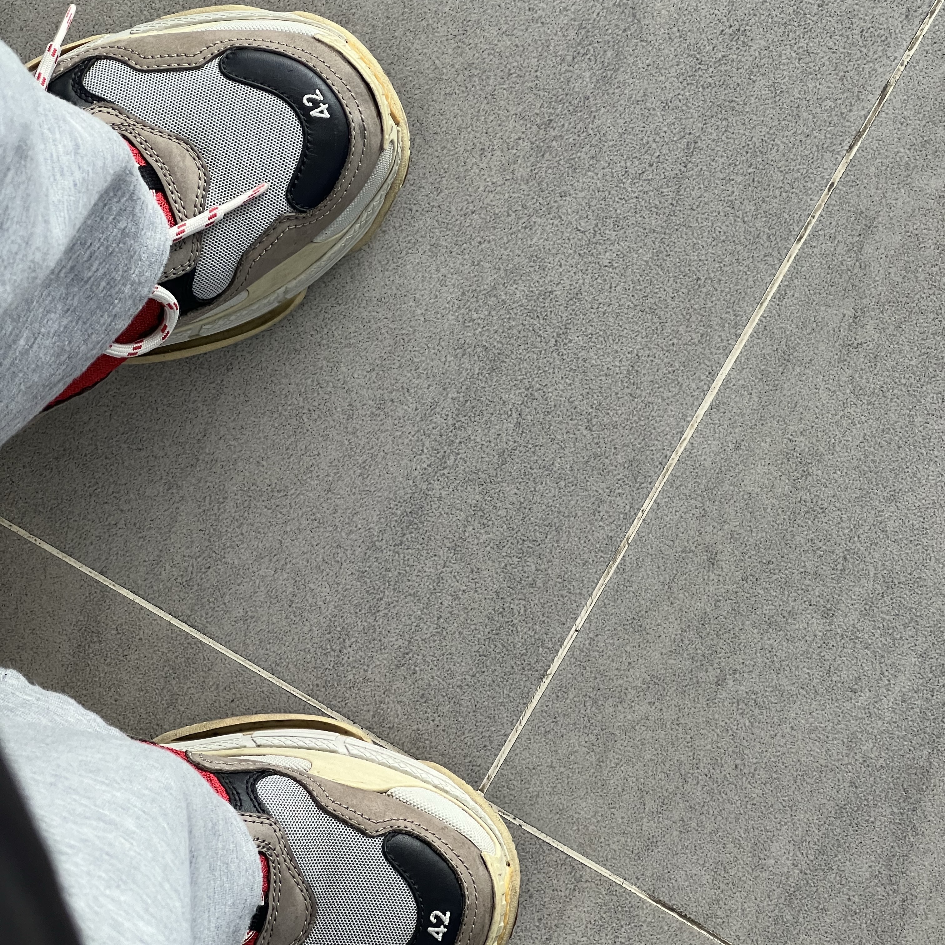 Balenciaga Triple S Grey Red Blue 2018 Reissue 착용 스타일 - 3