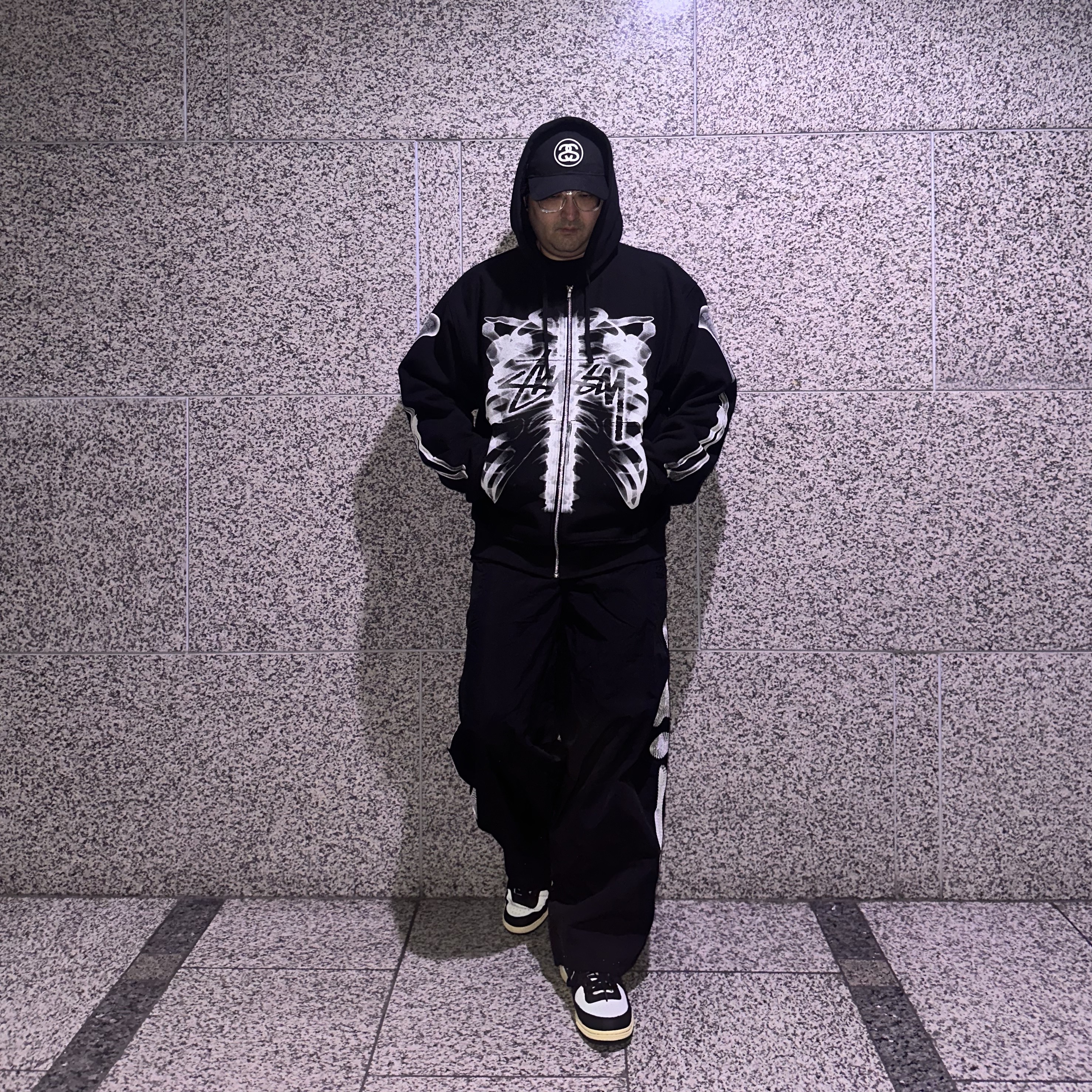 Stussy SS Link 9Twenty Cap Black, Gentle Monster x Maison Margiela MM011 Clear Black Gradient 착용 스타일 - 1