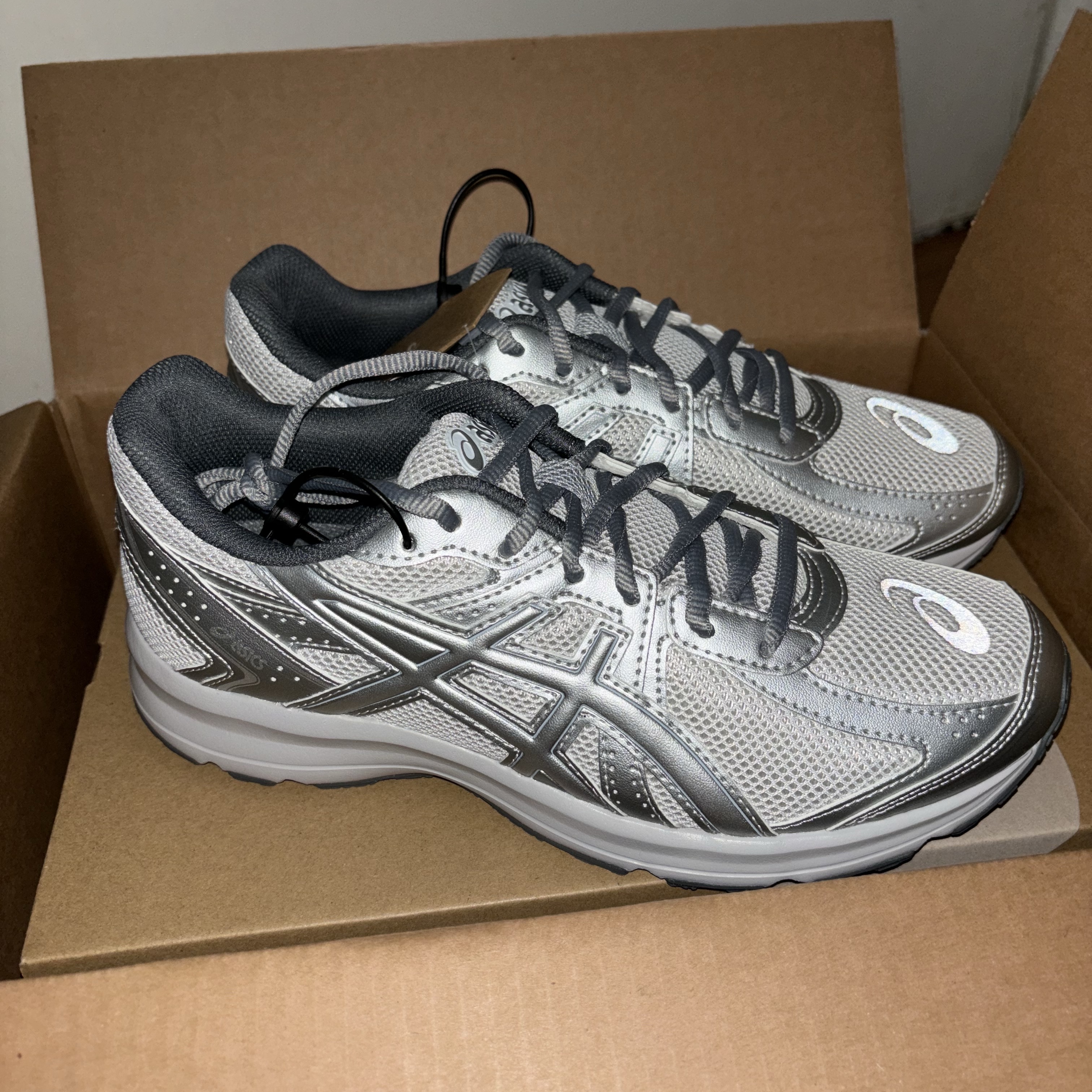 Asics Jog 100 S SMU Glacier Grey Pure Silver - 2E Wide 착용 스타일 - 1