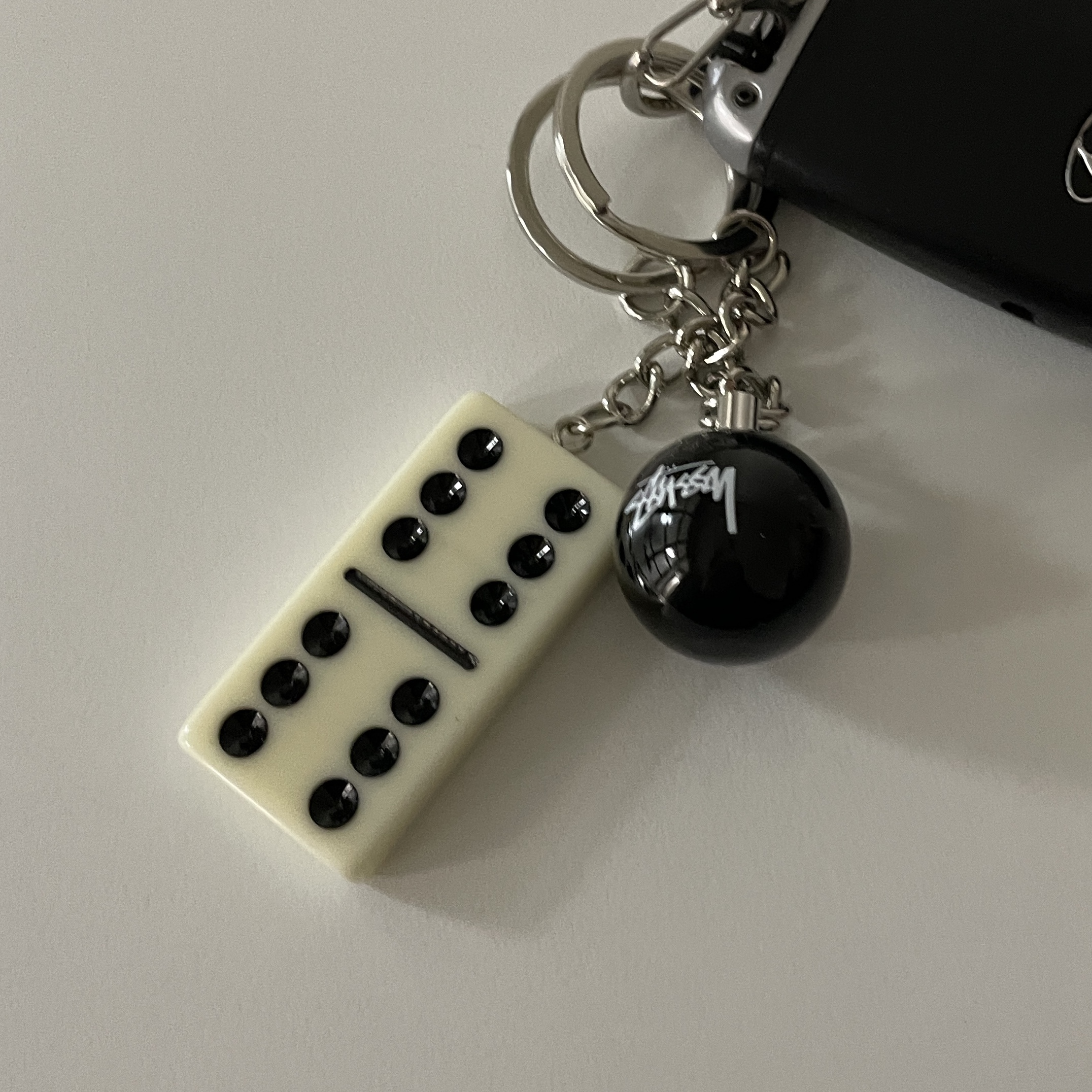 Stussy 8 Ball Keychain Black, Stussy Domino Keychain Natural 착용 스타일