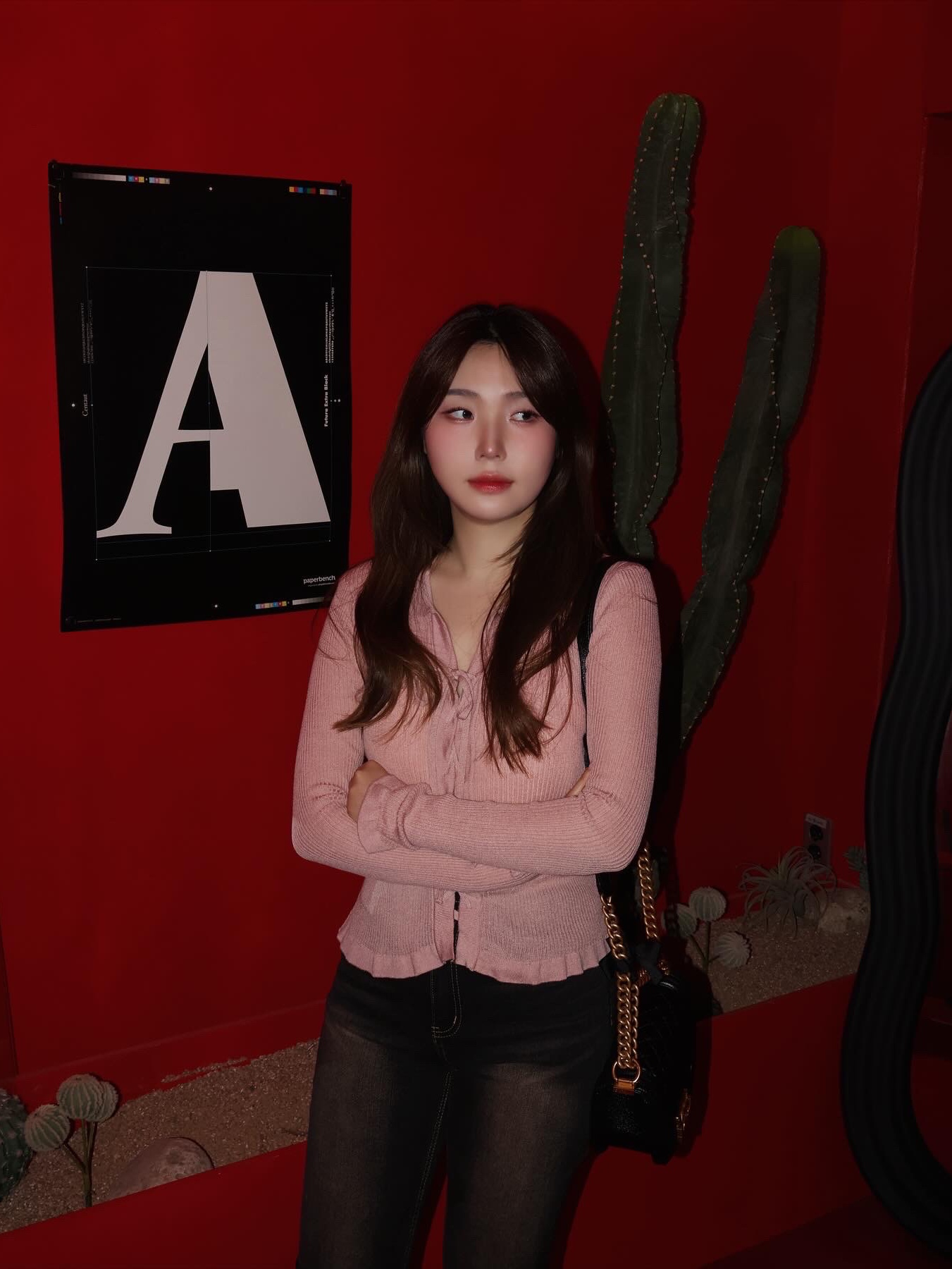 Chanel Mini Messenger Bag Grained Calfskin & Gold Black 착용 스타일 - 3